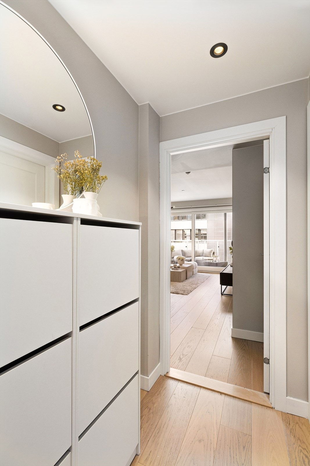 Entréen er lys og innbydende og setter tonen for resten av leiligheten. Galleribilde