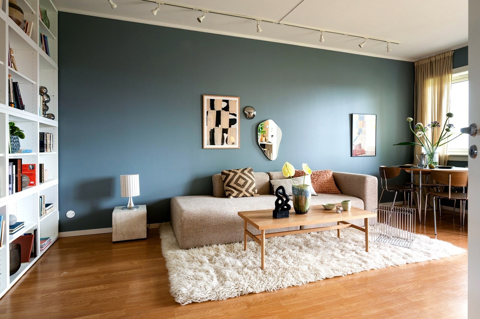 Lys og innbydende stue med slitesterkt laminatgulv og vegger malt i en behagelig blåfarge. Galleribilde