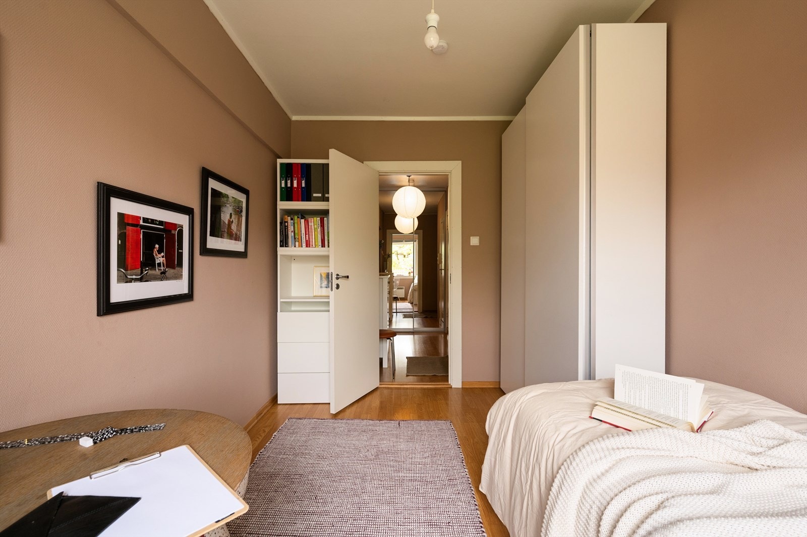 Garderobeskap medfølger for praktisk oppbevaring. Galleribilde