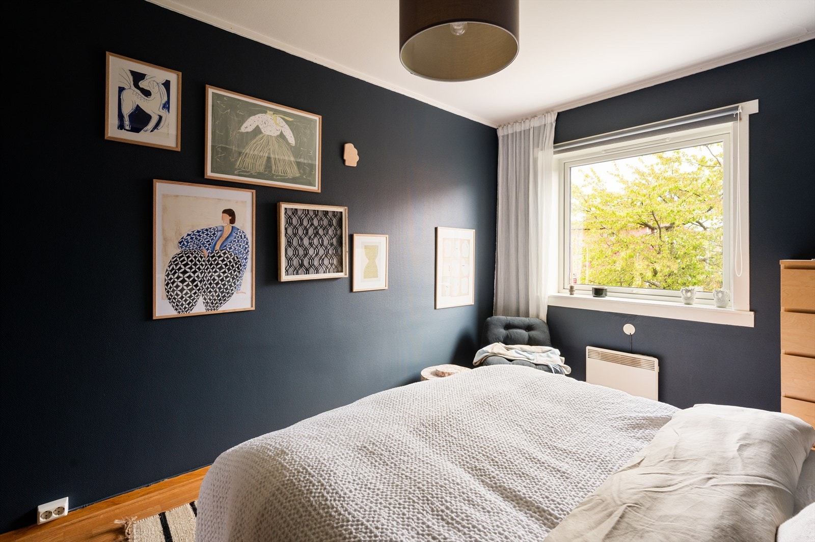 Soverommet kan enkelt innredes med stor dobbeltseng og nattbord på hver side. Galleribilde