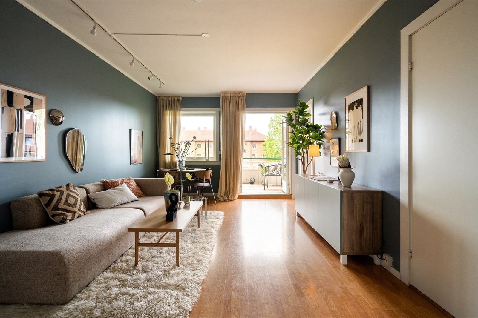 Dette er en lys og gjennomgående 3-roms leilighet med meget trivelig beliggenhet på Etterstadsletta. Galleribilde