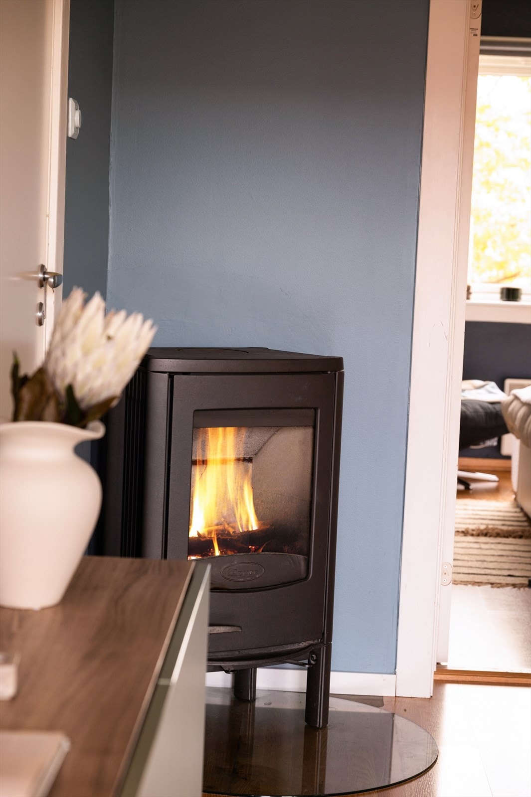 En peisovn i hjørnet bidrar med både varme og hygge, og pipeløpet ble rehabilitert i 2020 i regi av borettslaget. Galleribilde