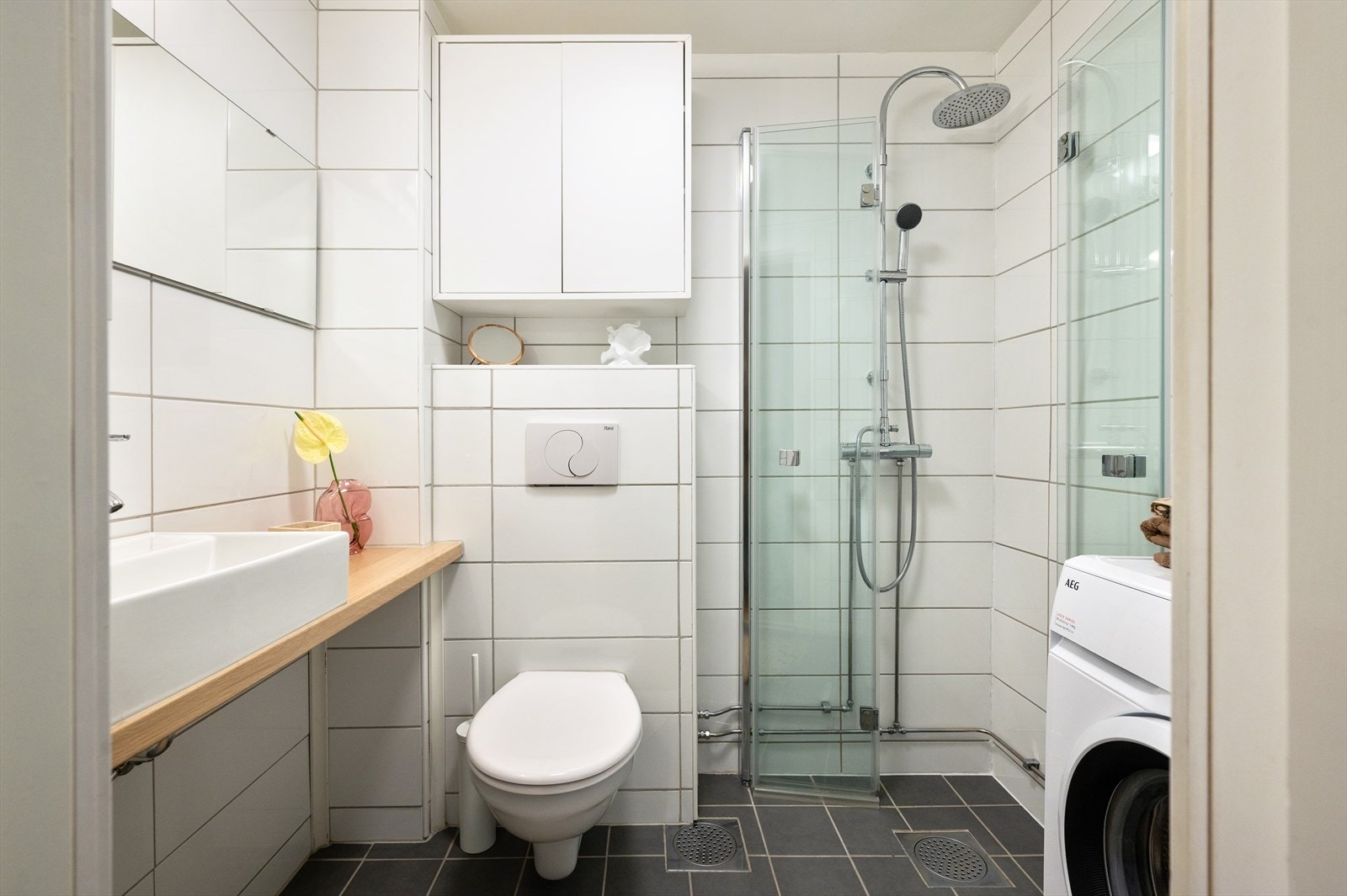 Flislagt bad som ble sist pusset opp i 2011 (iht. tidligere salgsopplysninger) med flis-på-flis, gulvvarme og moderne innredning. Galleribilde