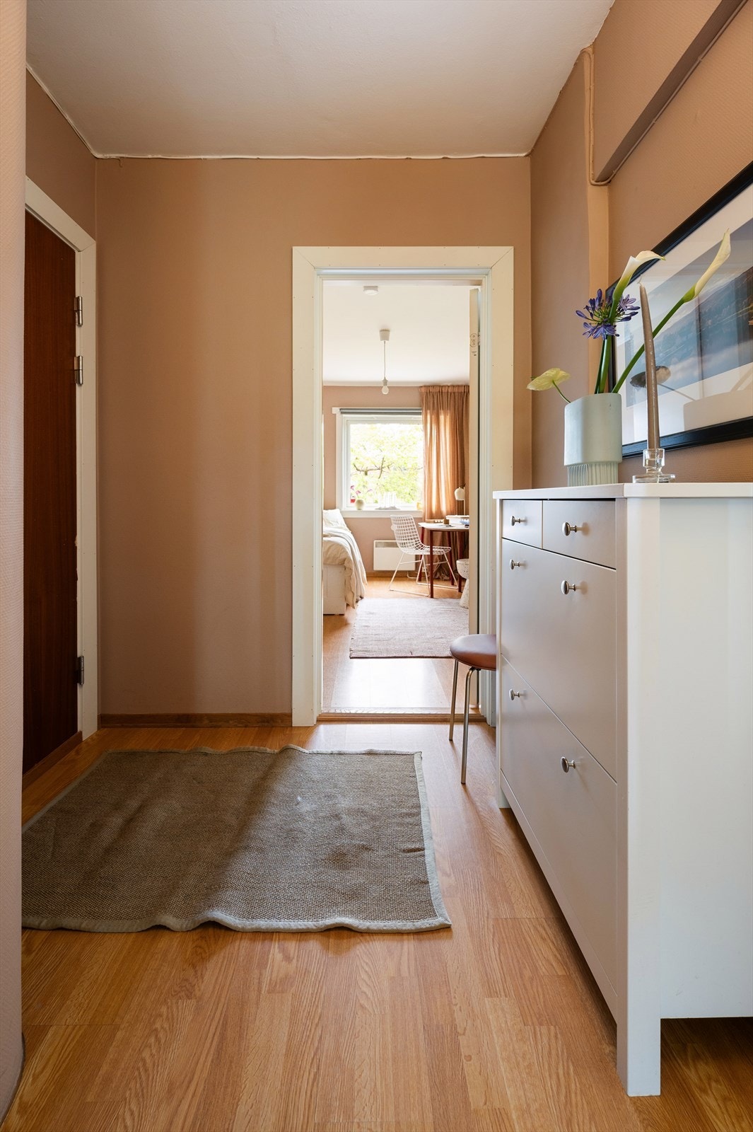 Gangen fungerer som et sentralt knutepunkt i boligen og bidrar til en god flyt i planløsningen. Galleribilde