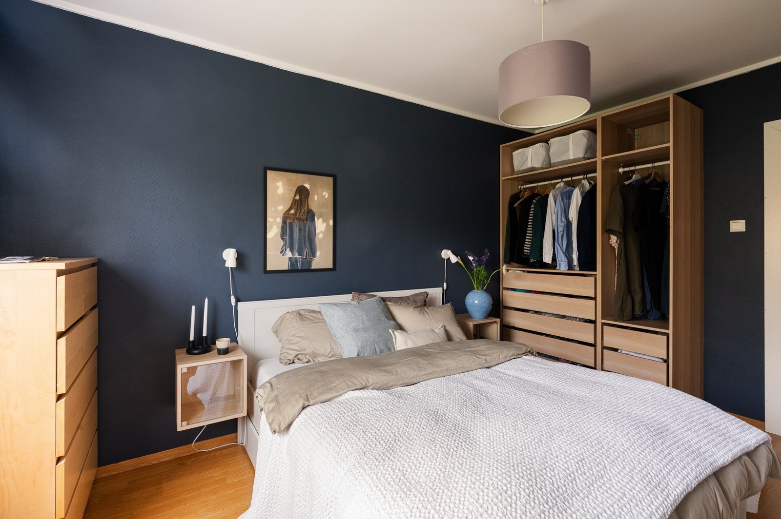 Hovedsoverommet er malt i en dyp blåfarge og har medfølgende, åpen garderobe. Galleribilde