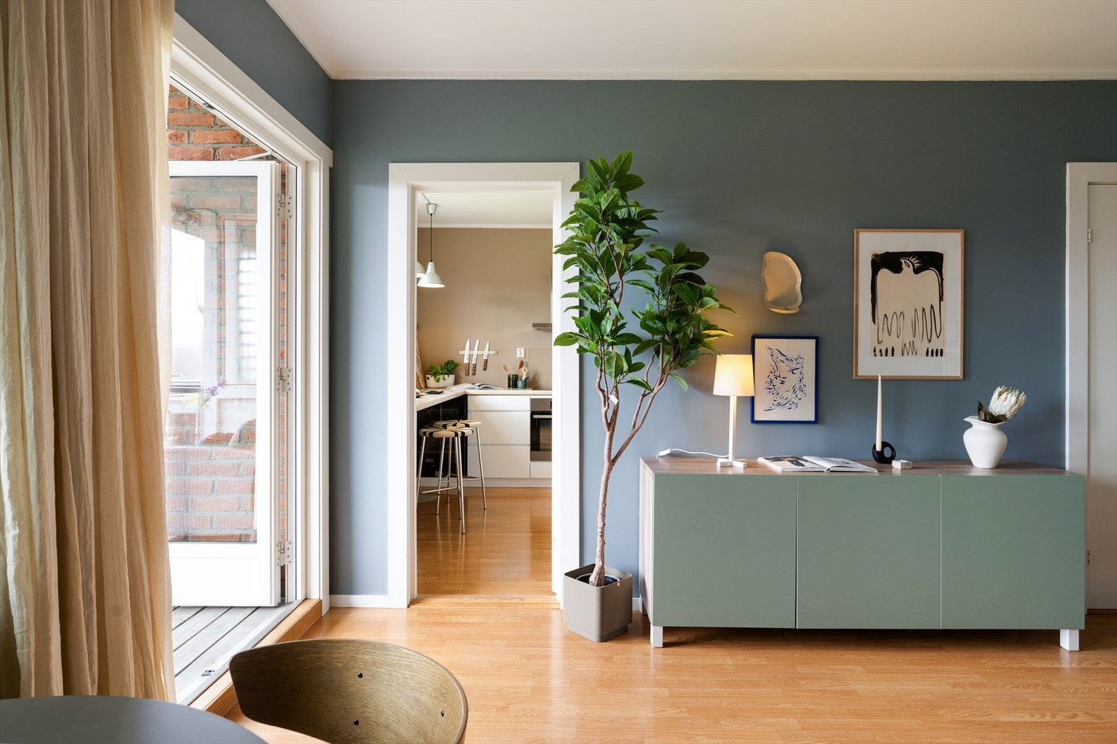 God planløsning i kombinasjon med gjennomgående naturlig sollys, gjør at leiligheten føles luftig. Galleribilde