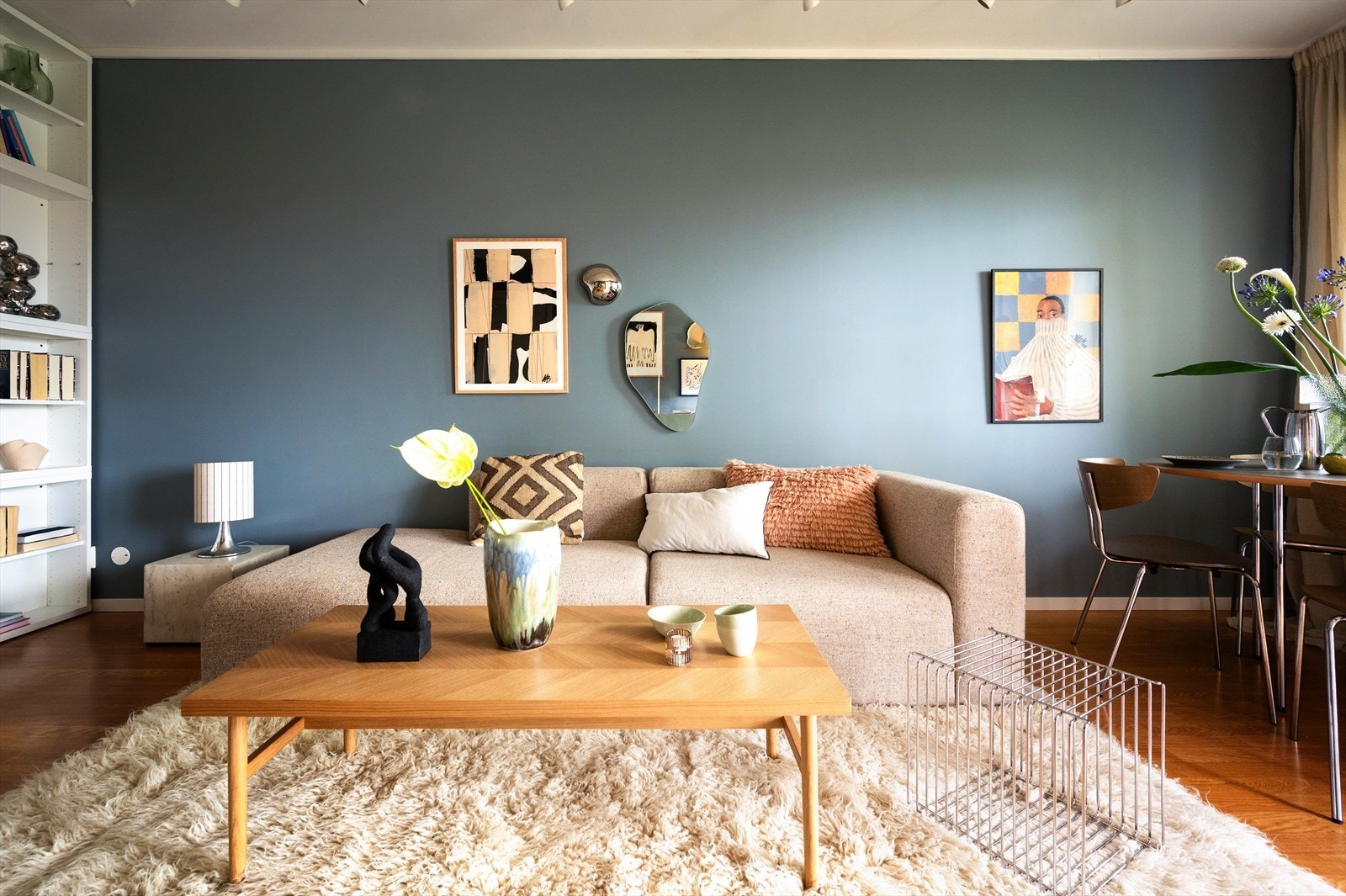 Rommet har god planløsning med naturlig plass til både sofagruppe og spisebord. Galleribilde