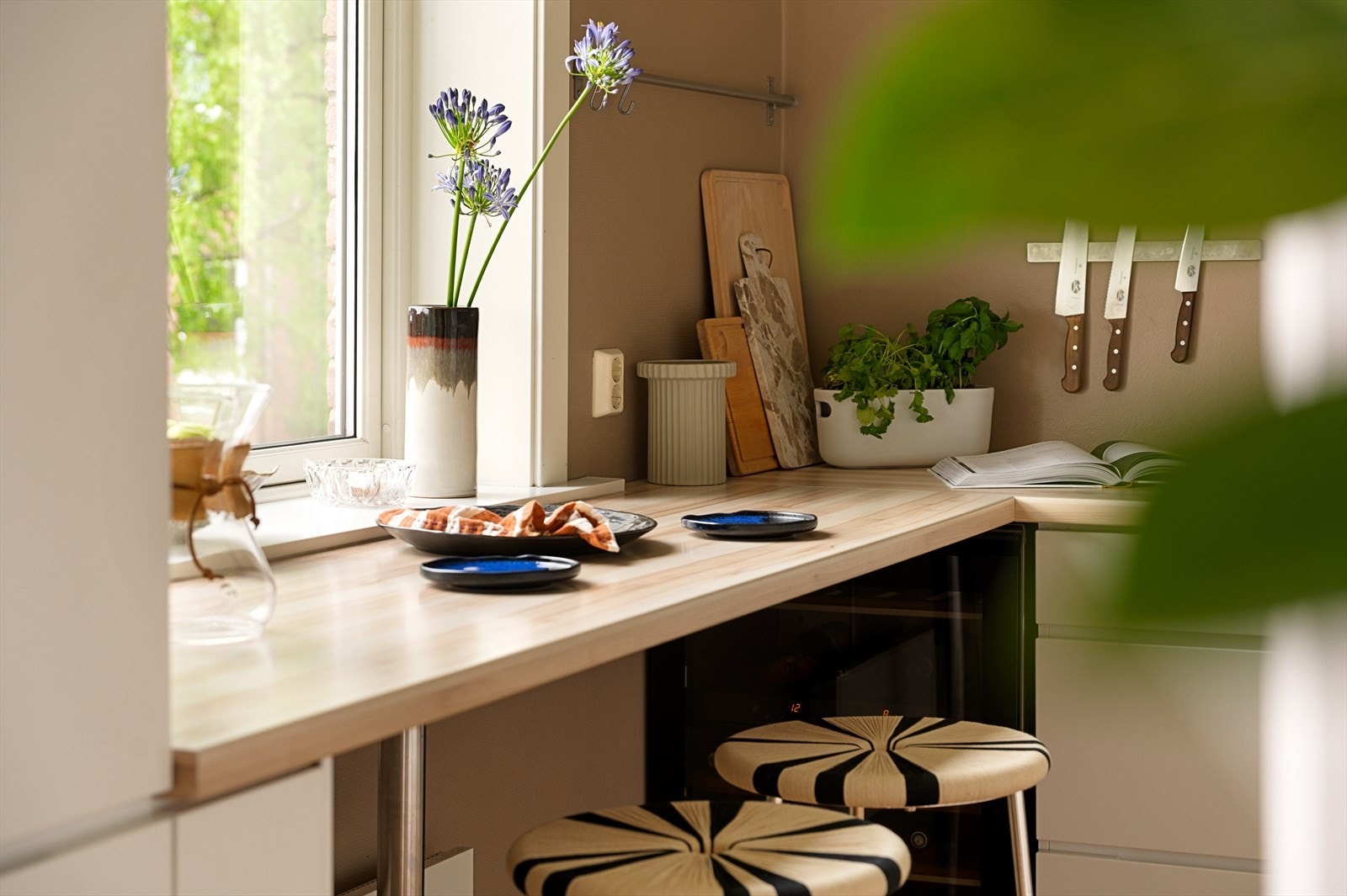 I vindussonen er det en hyggelig barløsning som fungerer både som spiseplass og ekstra arbeidsflate. Galleribilde