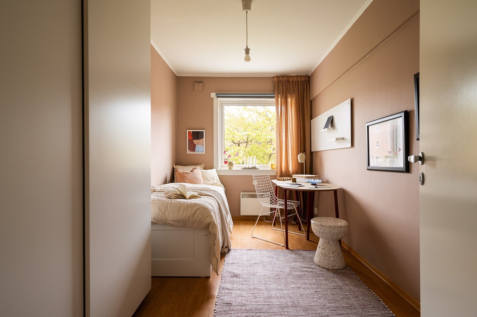 Soverom 2 er også av god størrelse og har en lys og varm beige tone. Galleribilde