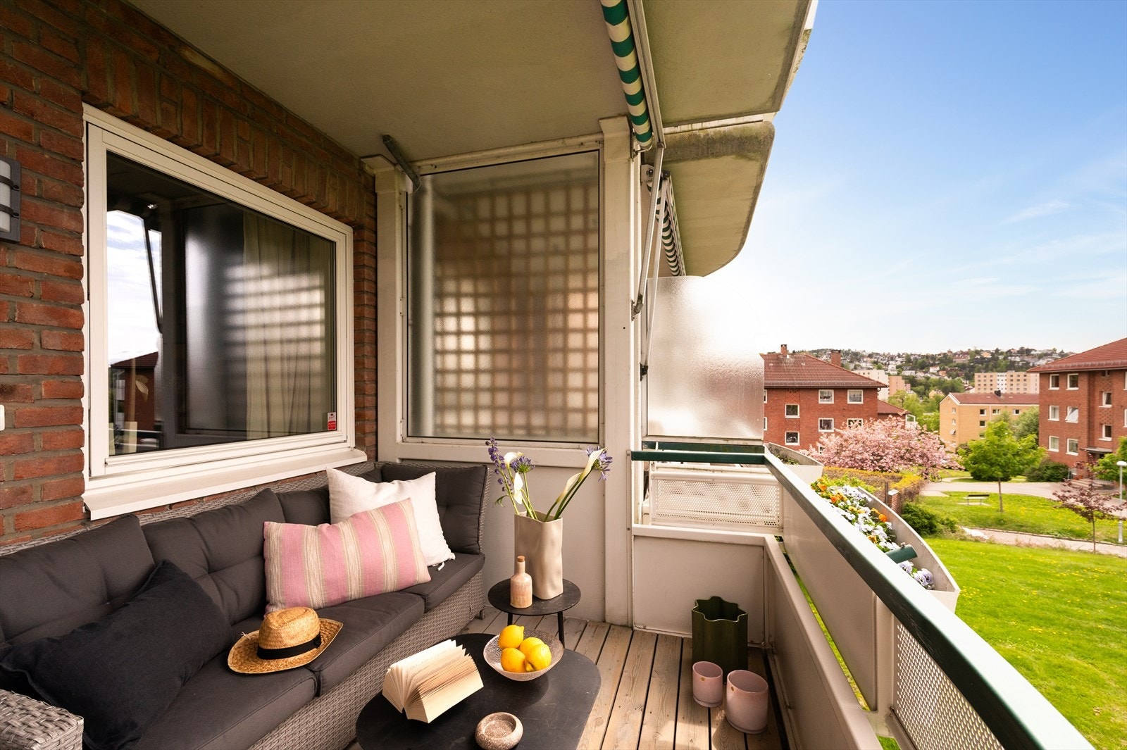 Fra stuen er det utgang til en solrik balkong på ca. 8 m² - en nydelig forlengelse av oppholdsrommet. Galleribilde