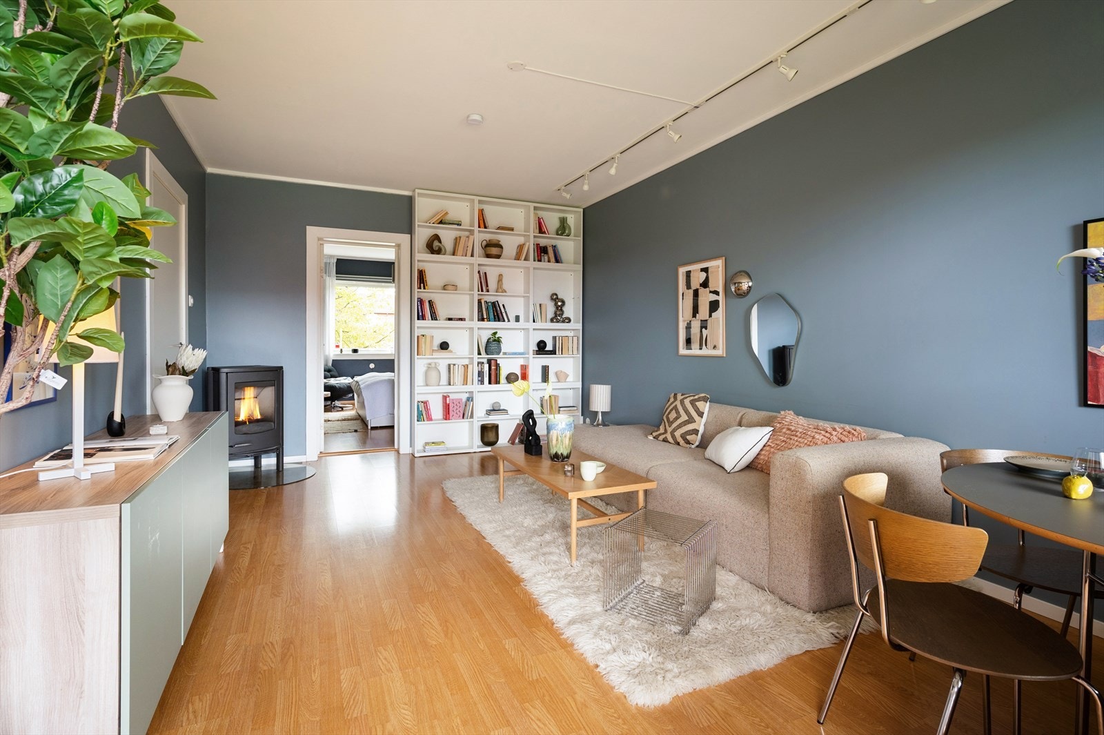 Himlingen er holdt i en nøytral tone og har spotteskinne for god belysning. Galleribilde