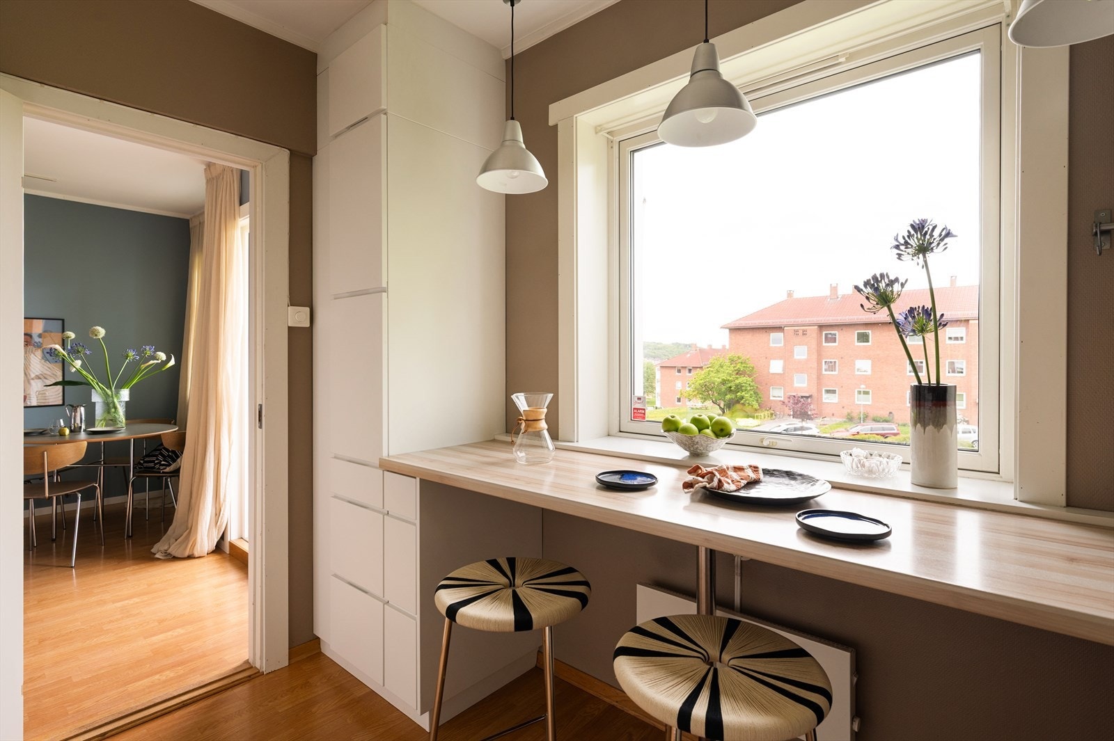 Kjøkkenet er separat fra stuen og godt utnyttet med god benkeplass og smart planløsning. Galleribilde