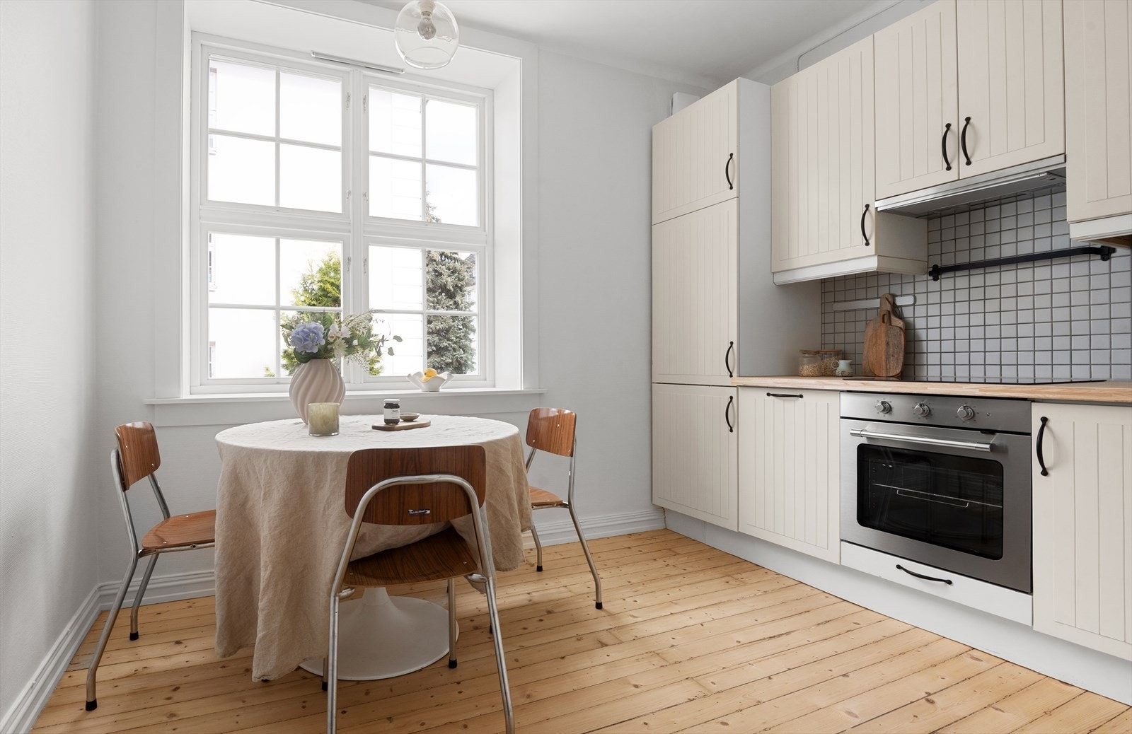 Flott og romslig kjøkken også i klassisk stil med benkeplate fra 2025. Galleribilde