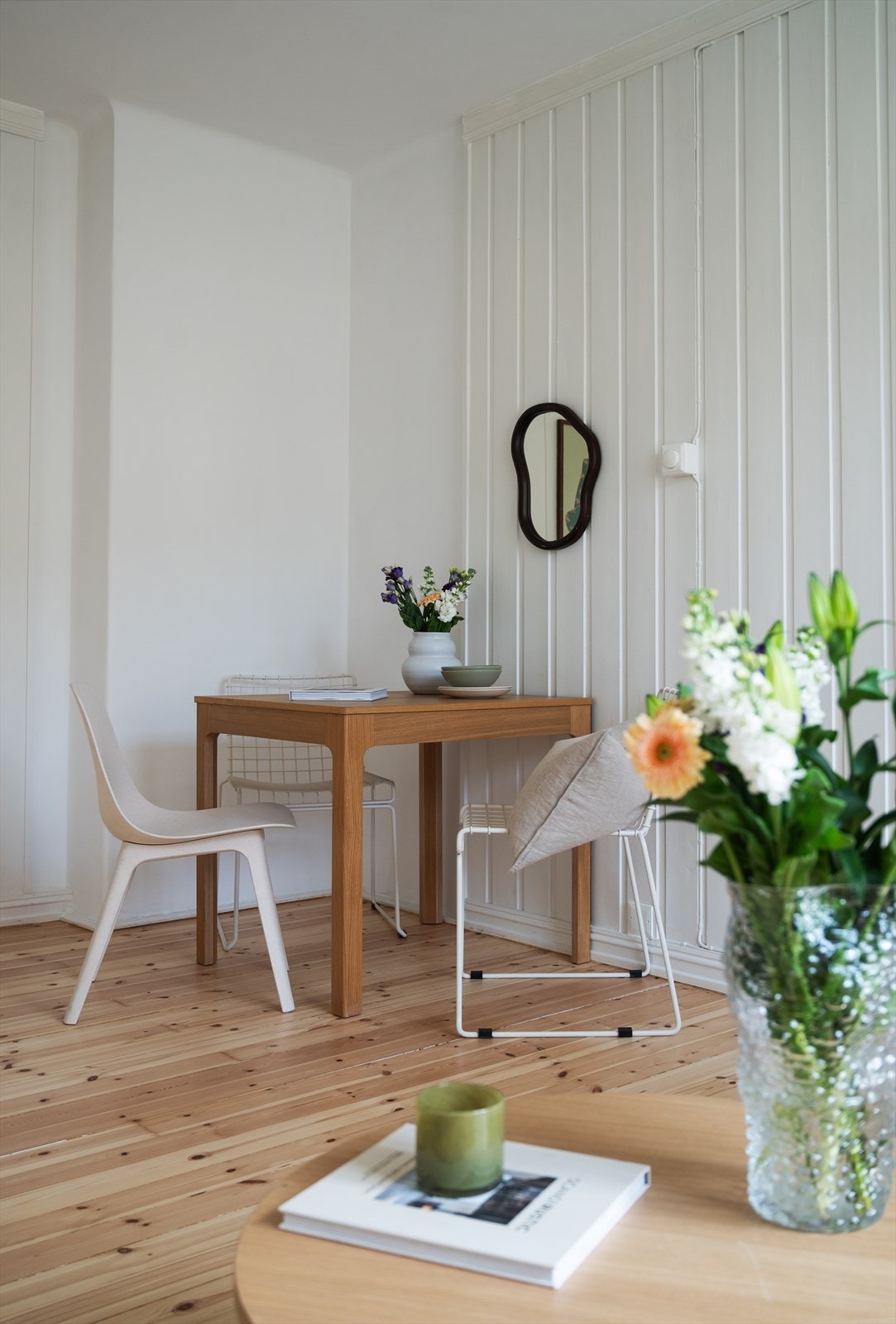 Stuen har god plass til sittegruppe, og har pipeløp i hjørnet Galleribilde