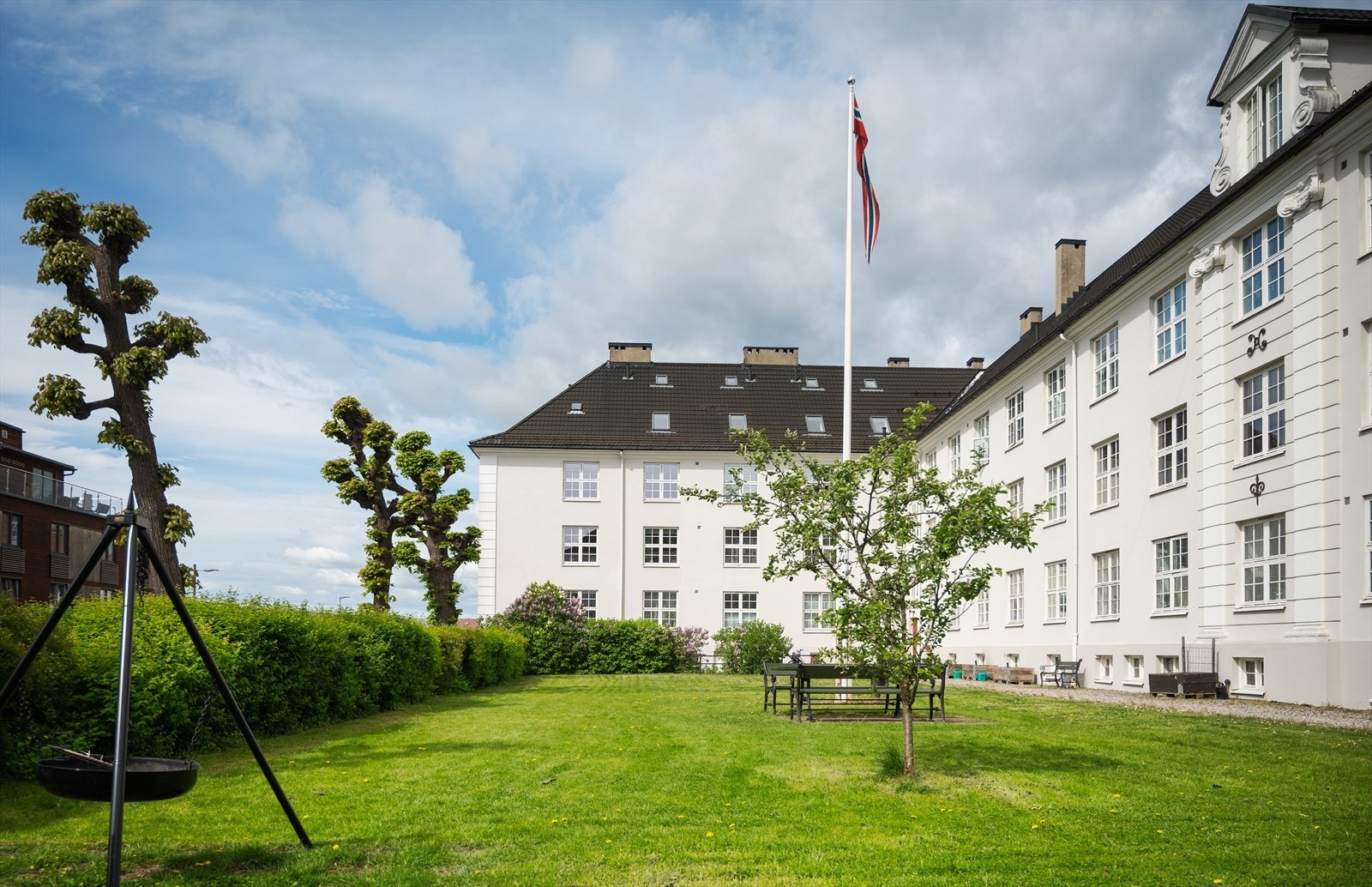 Leiligheten ligger i bygget til høyre i bildet Galleribilde