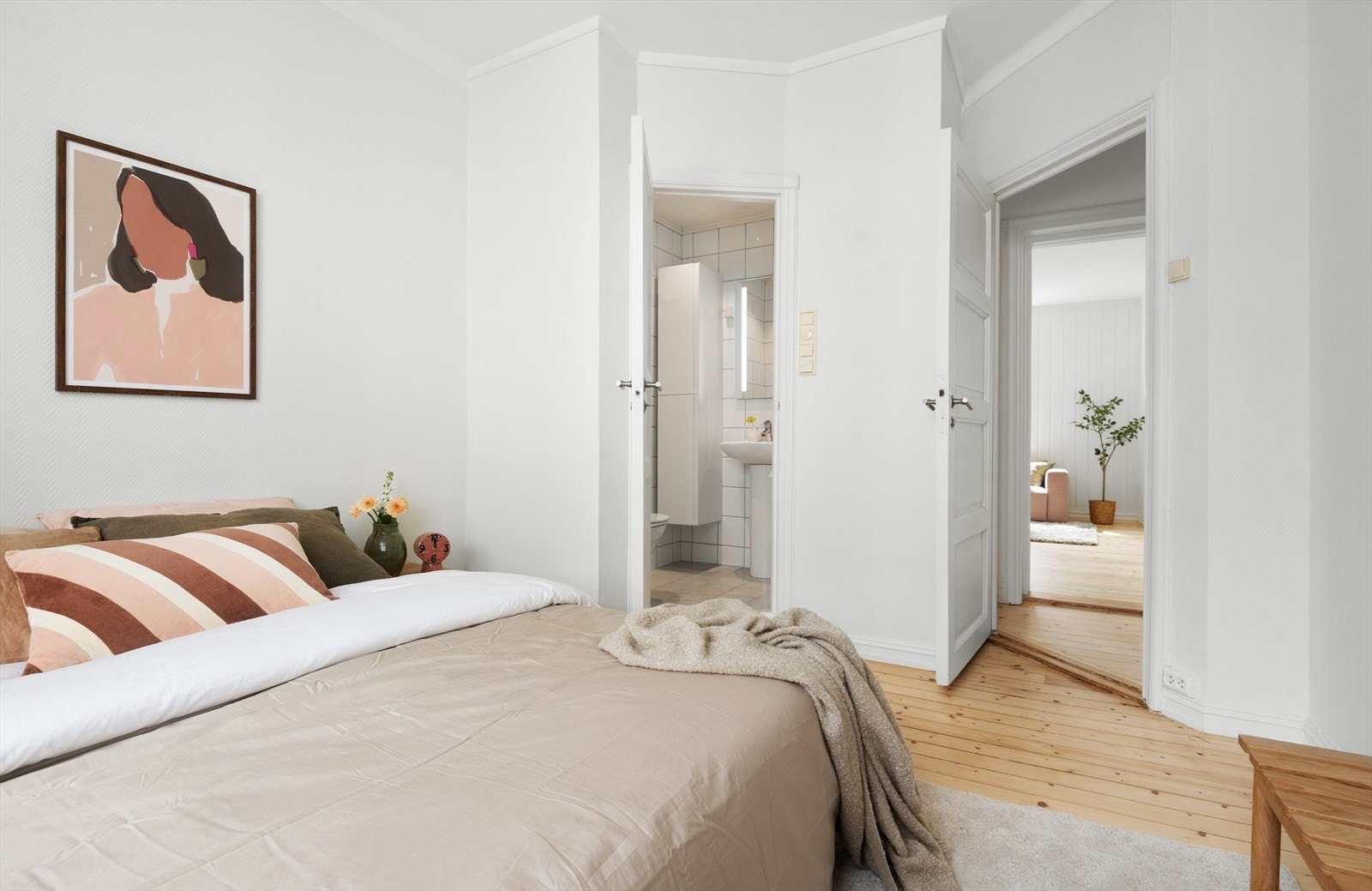 Fra soverommet har man direkte adgang til badet og éntreen Galleribilde