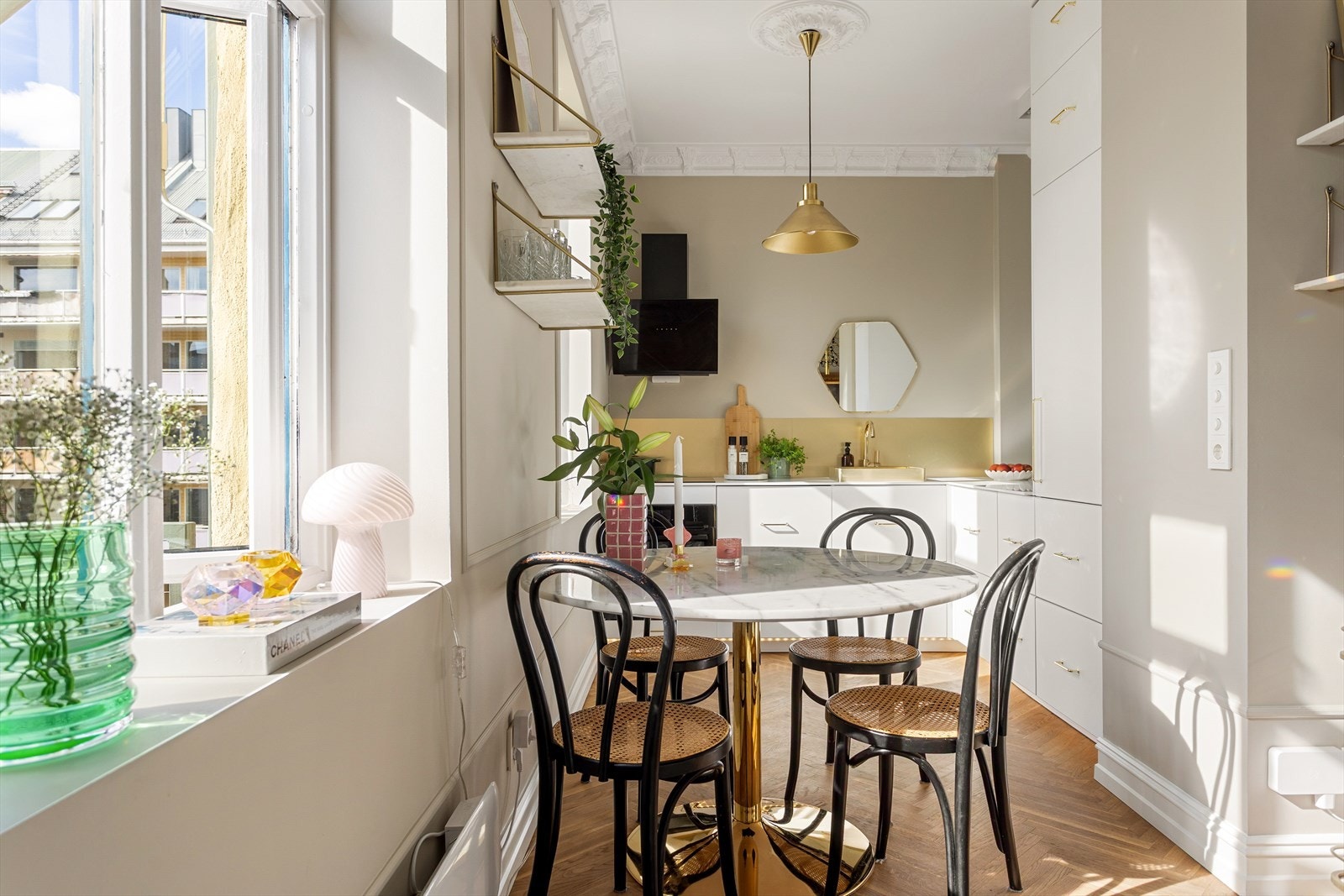 Integrert kombinert kjøl -og fryseskap fra AEG samt oppvaskmaskin fra Grundig Galleribilde