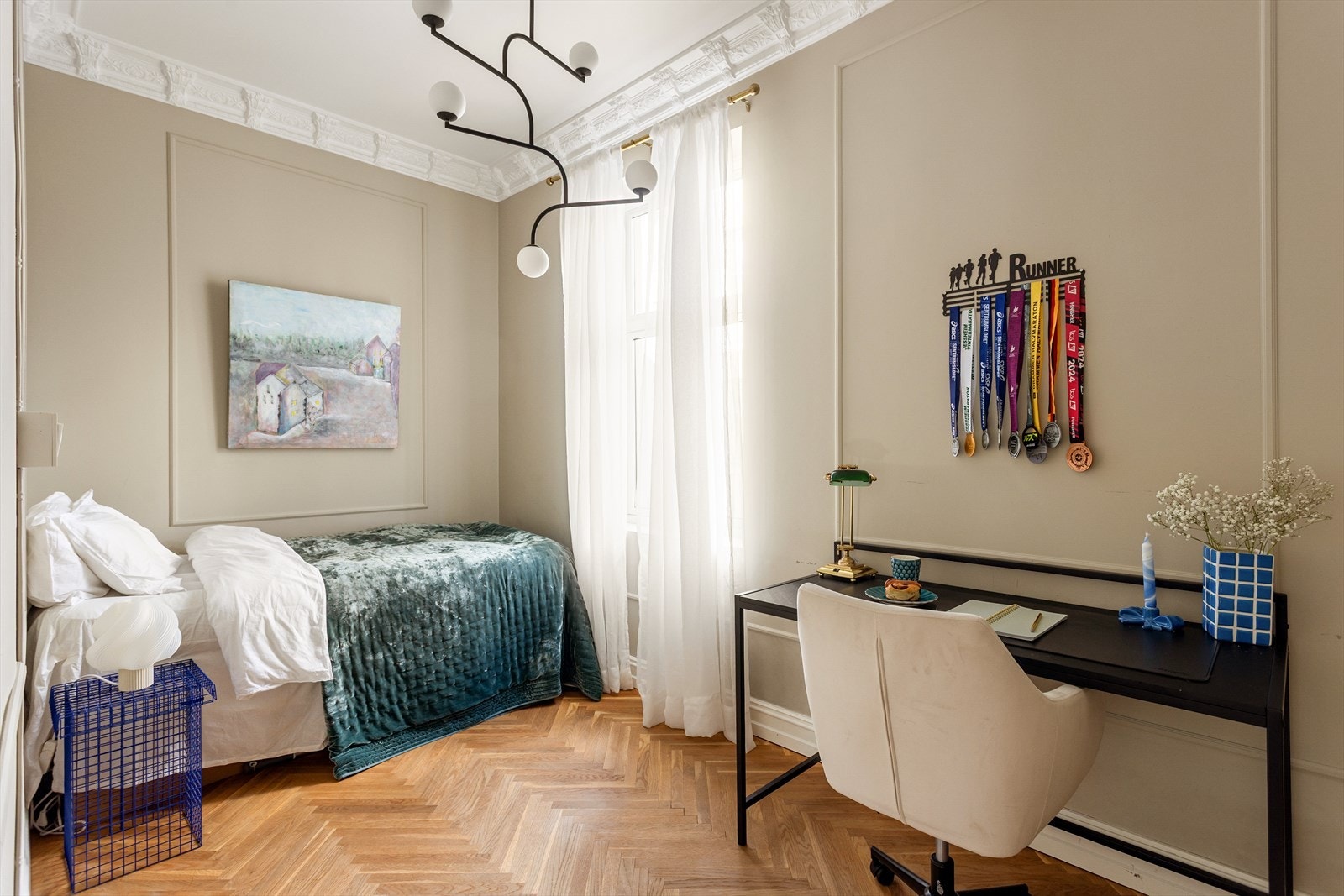 Gjestesoverom|kontor|barnerom -også med fiskebensparkett, rosett -og stukkatur Galleribilde