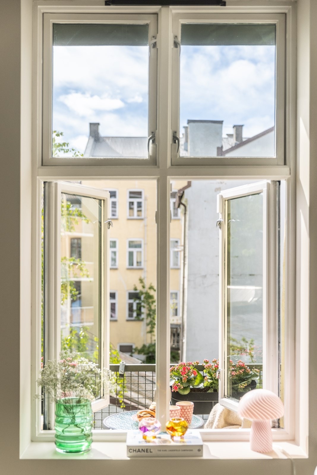 Fra stuevinduene åpner det opp ut mot balkong -og bakgård | hage Galleribilde