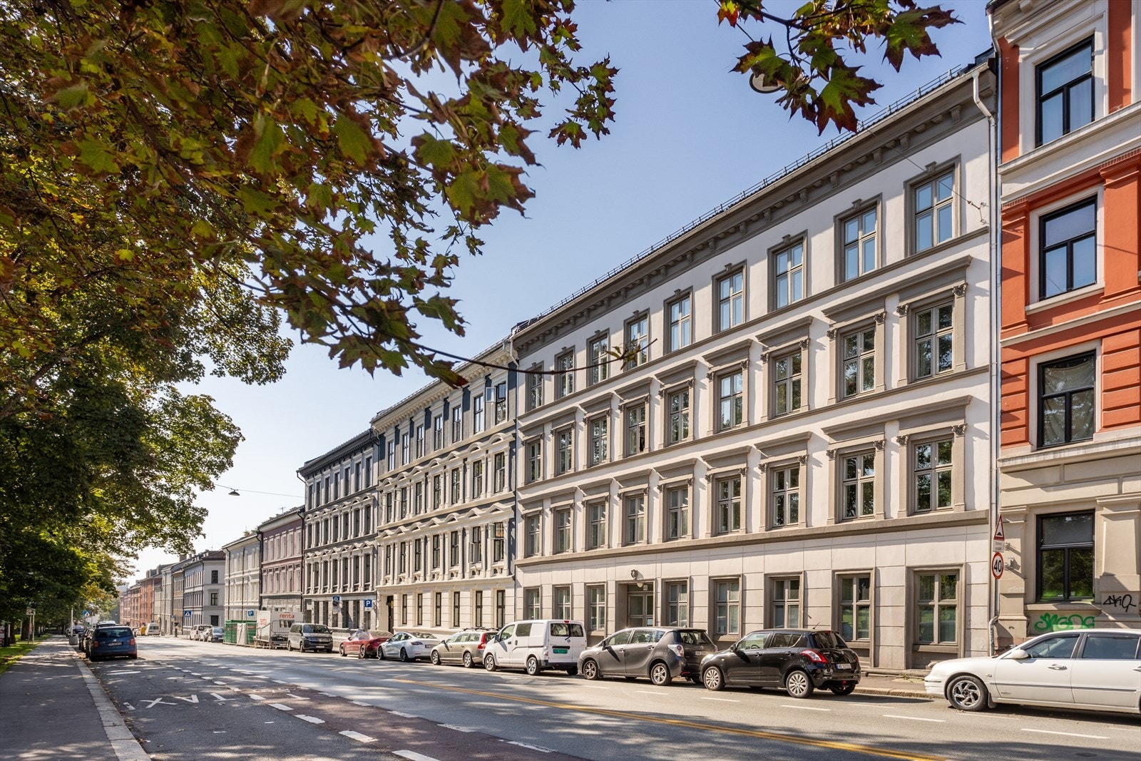 Inngang inn til bygården via portrom inn fra Toftes gate. Leiligheten ligger skjermet til i 2.rekke i indre gårdsrom Galleribilde