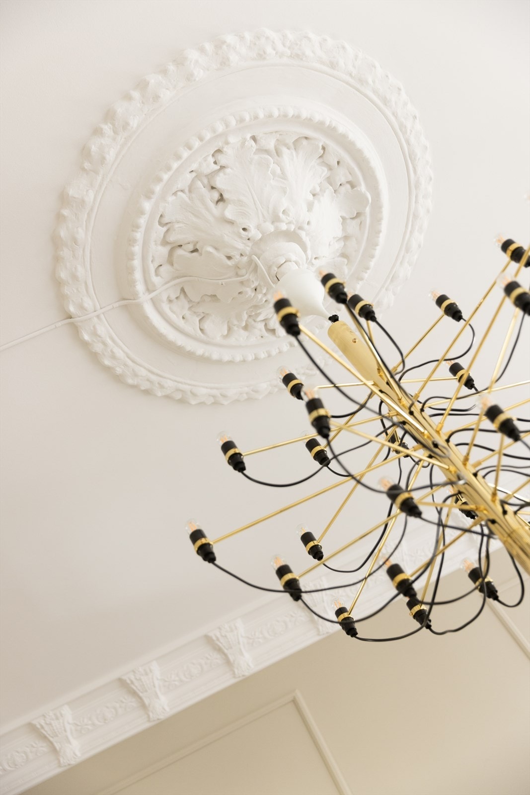 Nydelig rosett og stukkatur - også på soverommene Galleribilde