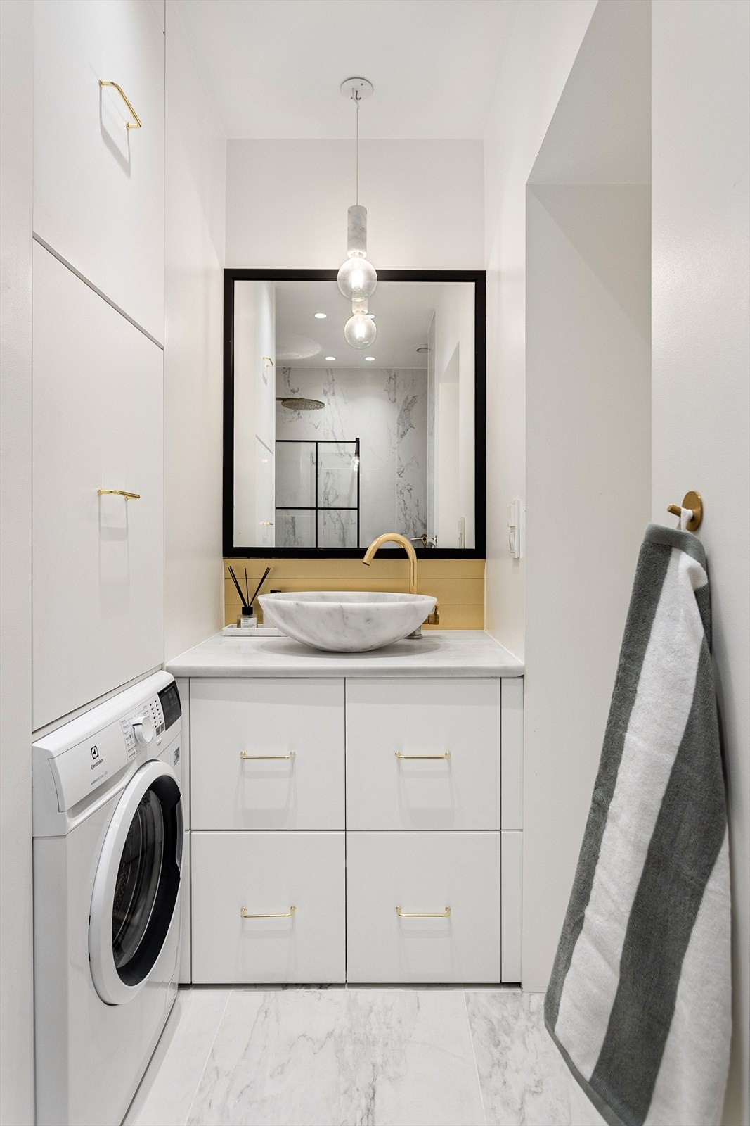 Rommet er utnyttet på en svært god måte for å få plass til alt man ønsker å ha på et bad Galleribilde