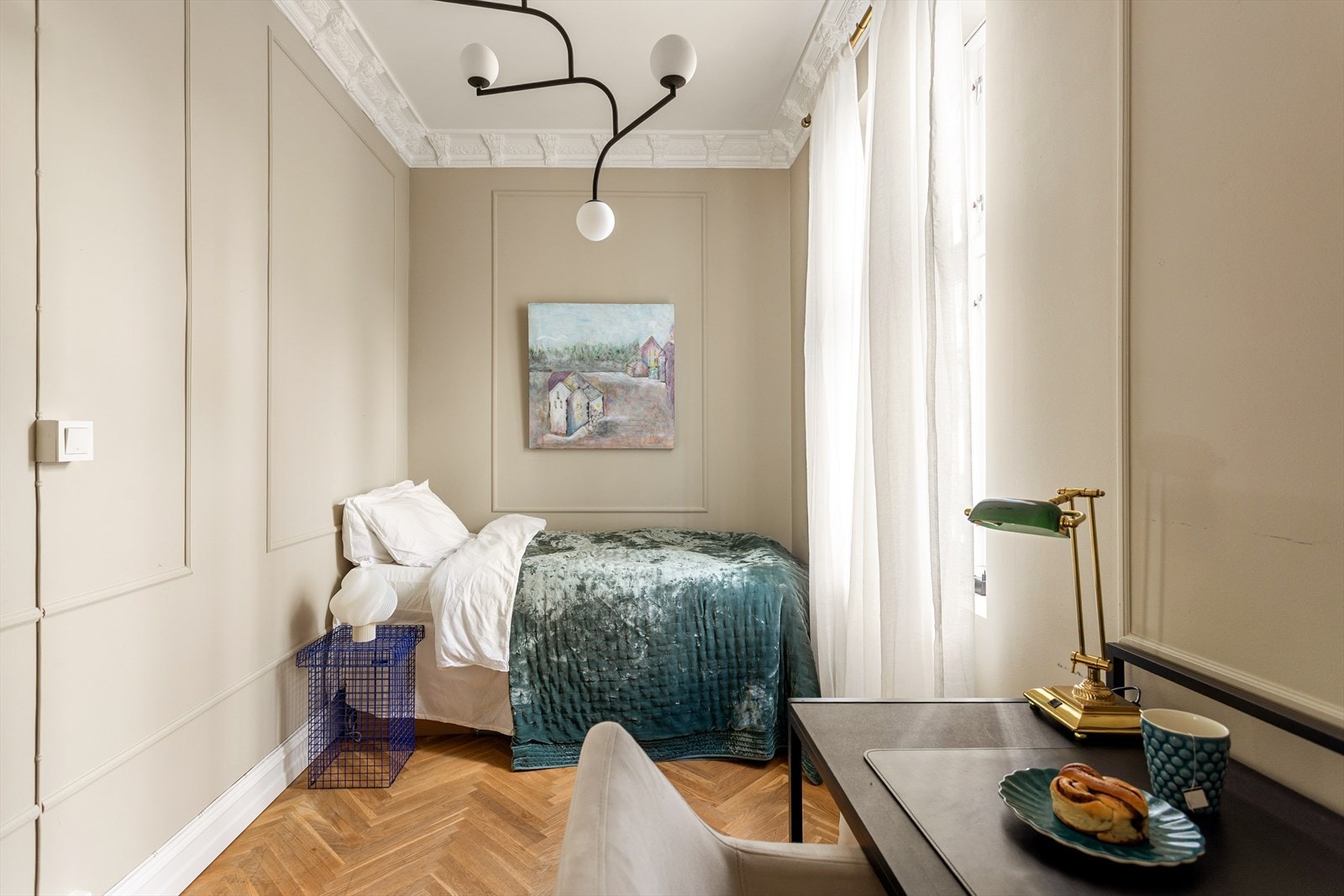 Lyse, delikate farger. Rommet vender ut mot stille forgård|nabobygg Galleribilde