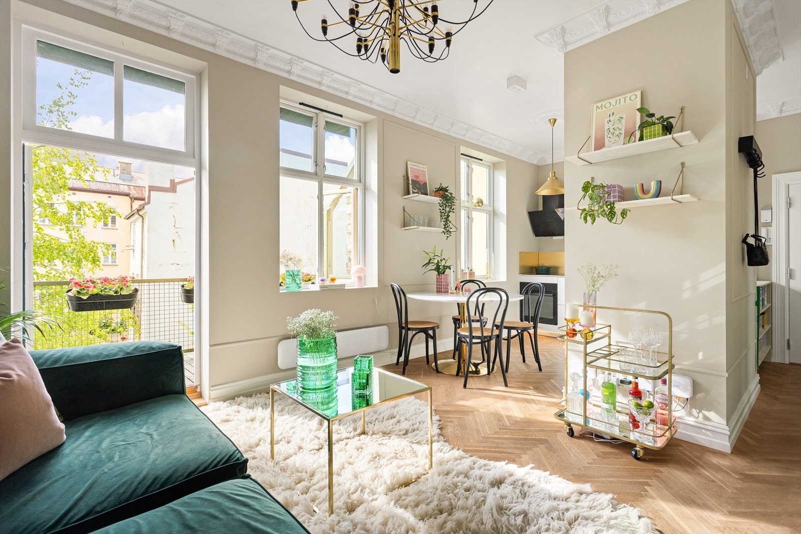 Plassering av både sofagruppe og spisebord tilrettelegger for sosiale sammenkomster Galleribilde