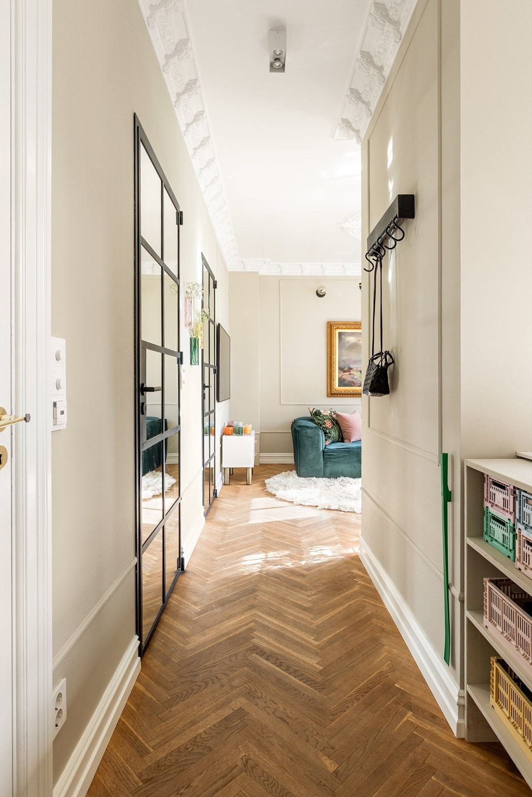 Entré med plass til å henge fra seg yttertøy, fiskebensparkett pryder gulvet Galleribilde