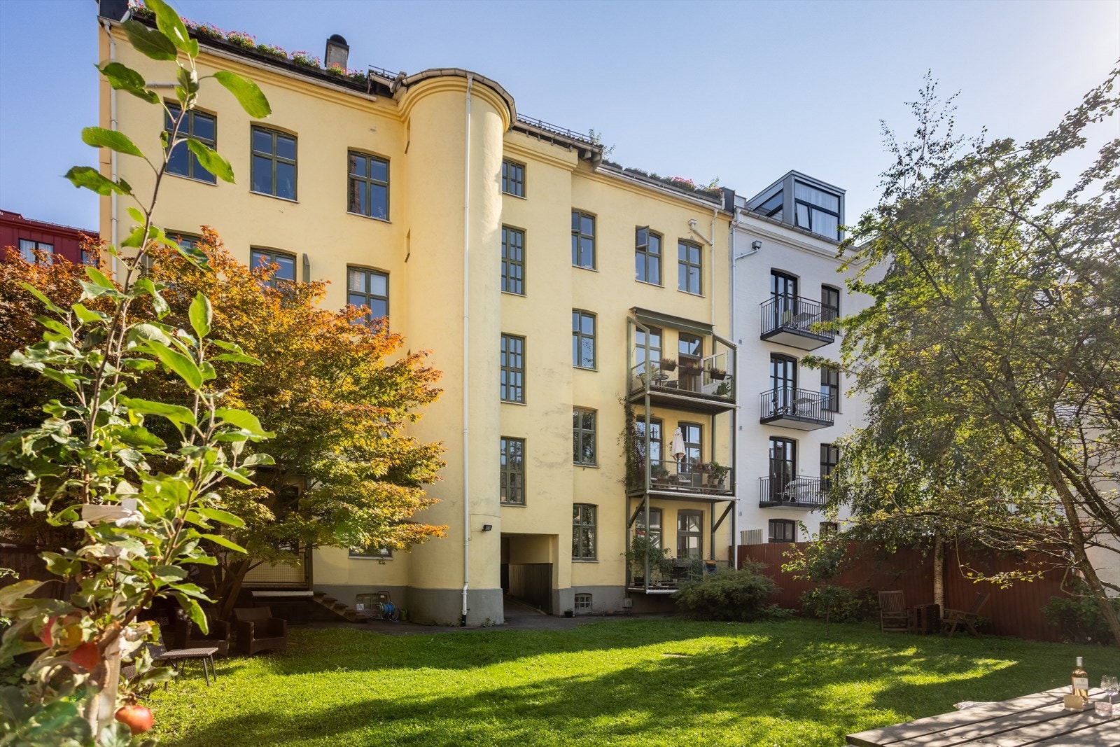 Bygården ligger skjermet til i 2.rekke fra Toftes gate. Bakgården | hage er pent opparbeidet med plen og trær Galleribilde