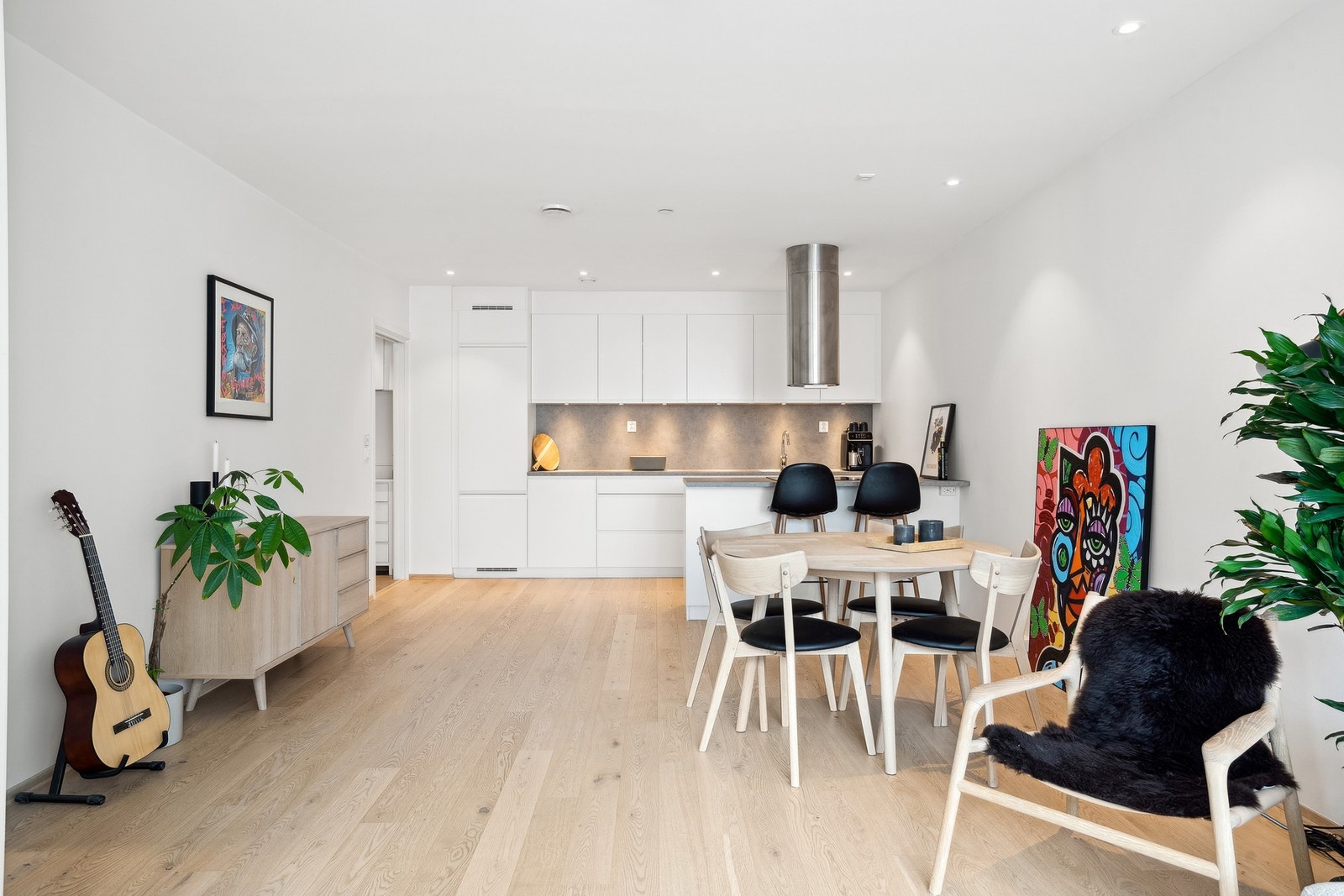 Naturlig plass til spisegruppe i forlengelse av kjøkken Galleribilde