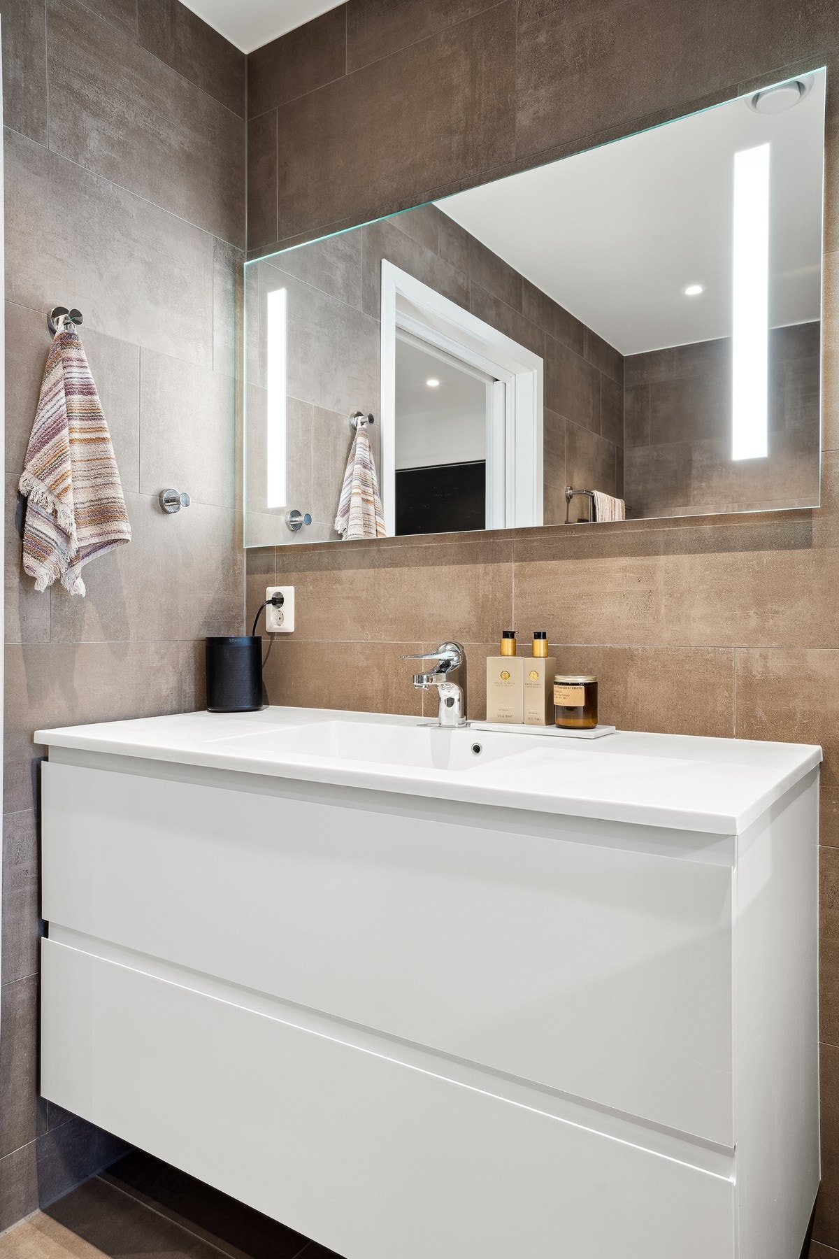 Legg merke til downlights i tak! Galleribilde