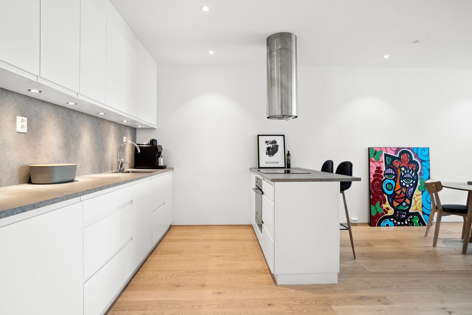 Romslig og moderne kjøkken Galleribilde