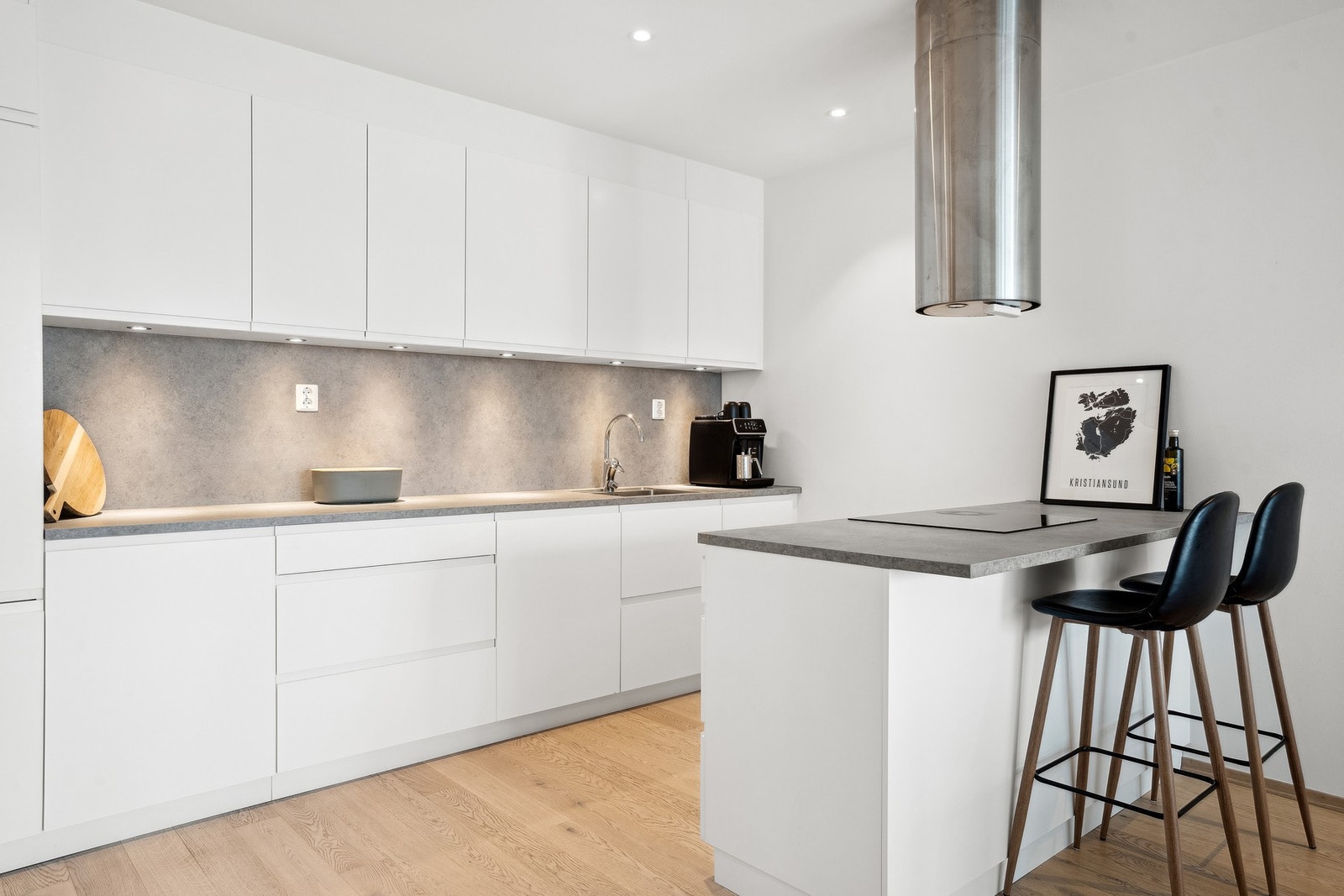 Estetisk pent. Godt med skap- og benkeplass Galleribilde