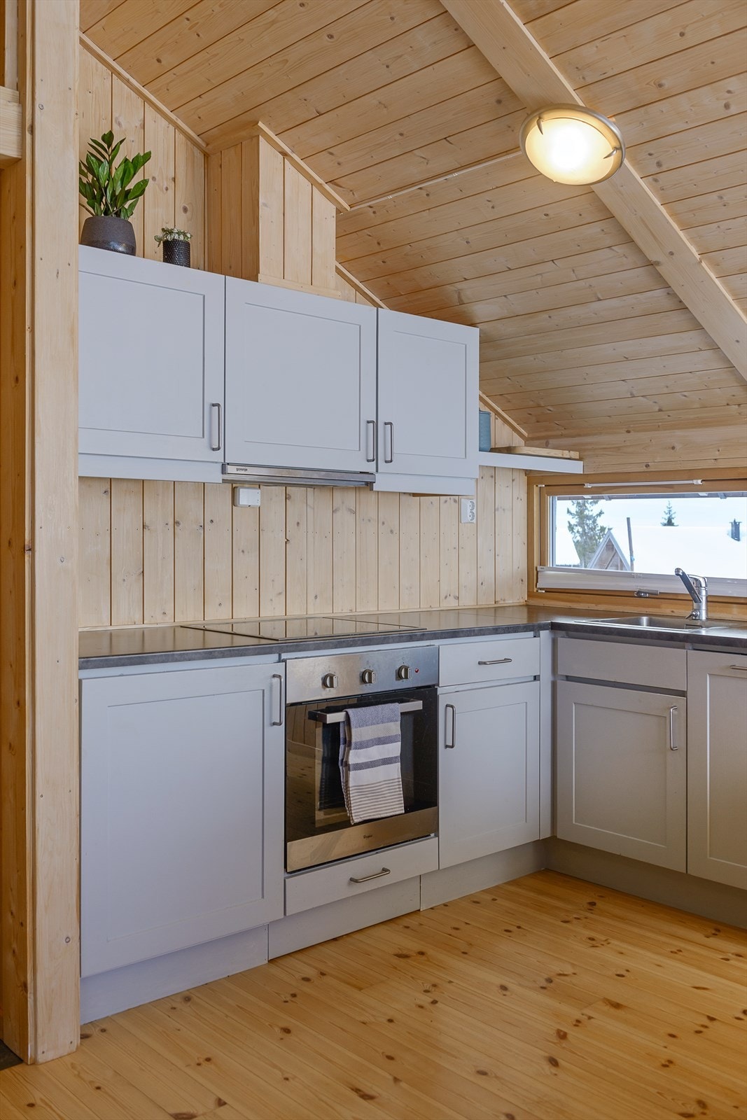 Kjøkkeninnredningen har integrerte hvitevarer. Galleribilde