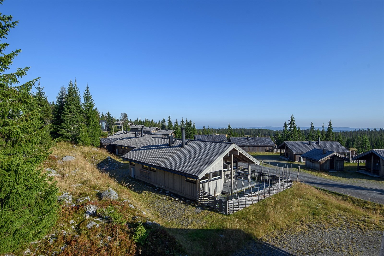 Enkel adkomst fra internvei og fine parkeringsmuligheter utenfor hytta. Galleribilde