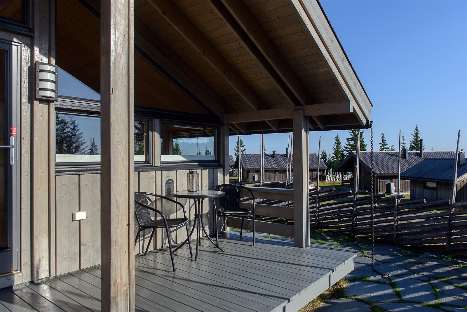 Koselig terrasse med overbygg og sitteplass. Beliggende i naturskjønne omgivelser med flotte turmuligheter i nærheten. Galleribilde