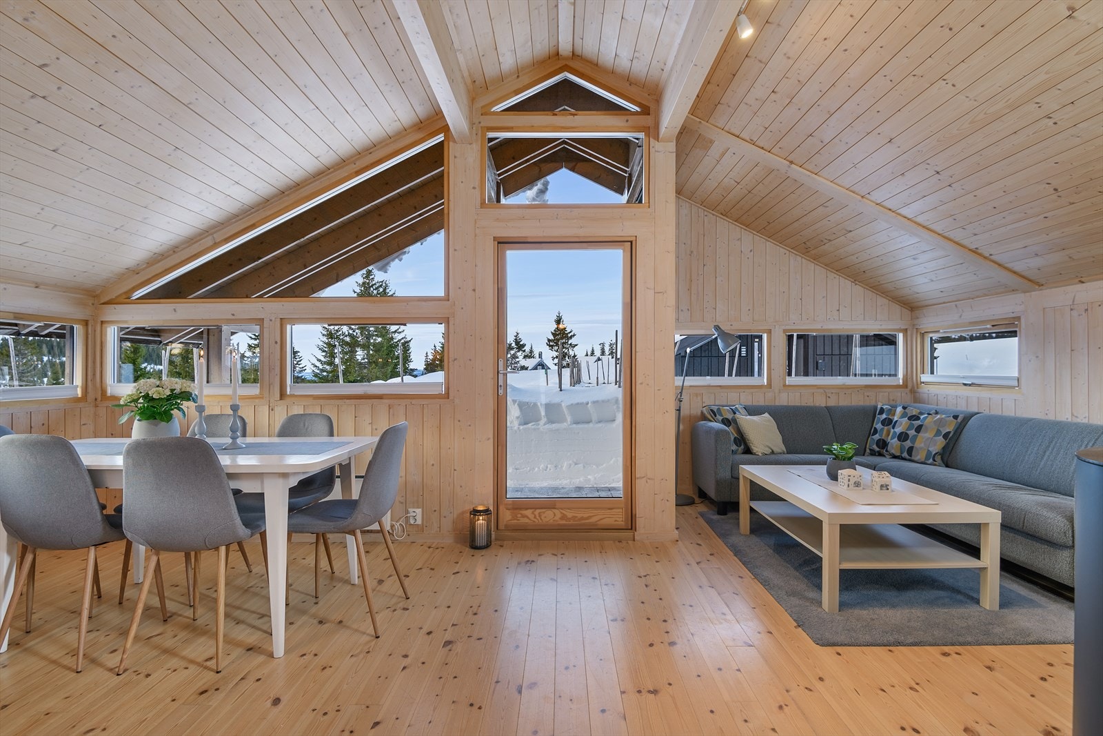 Det er et sosialt oppholdsrom der kjøkken og stuedelen ligger åpent i forhold til hverandre. Galleribilde