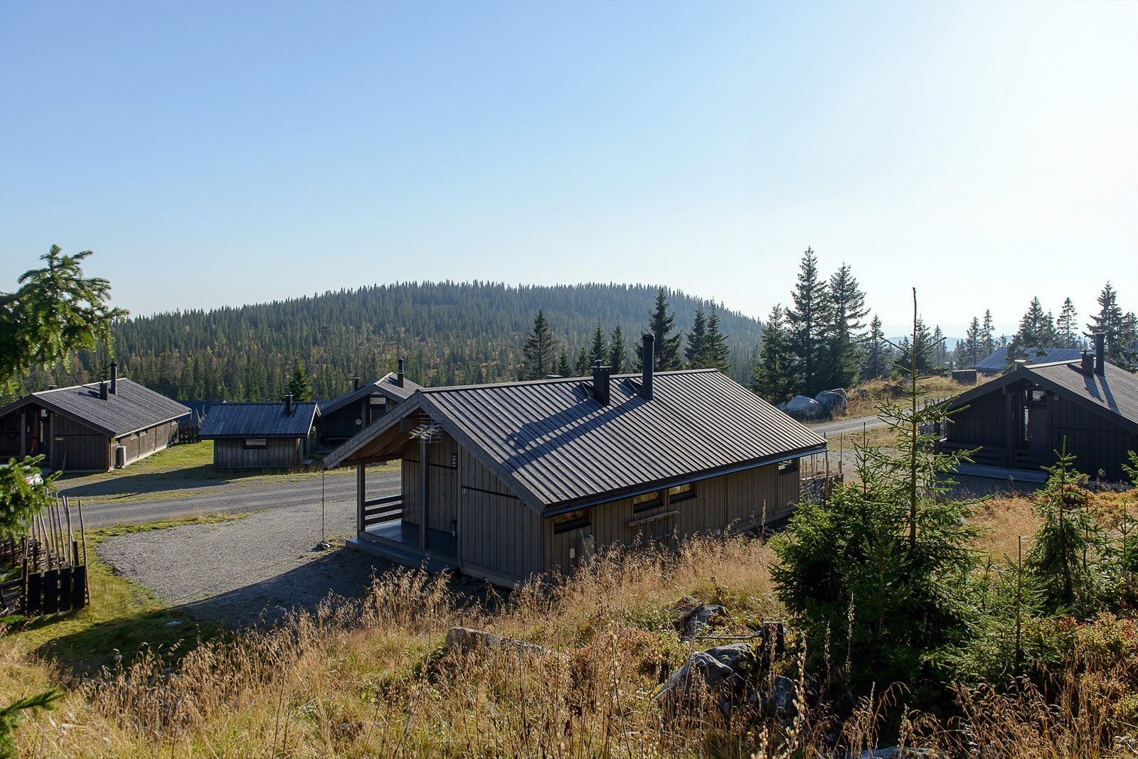 Smart og funksjonell hytte fra Hedda Hytter, beliggende i attraktive og populære omgivelser i Natrudstilen v/Sjusjøen. Galleribilde