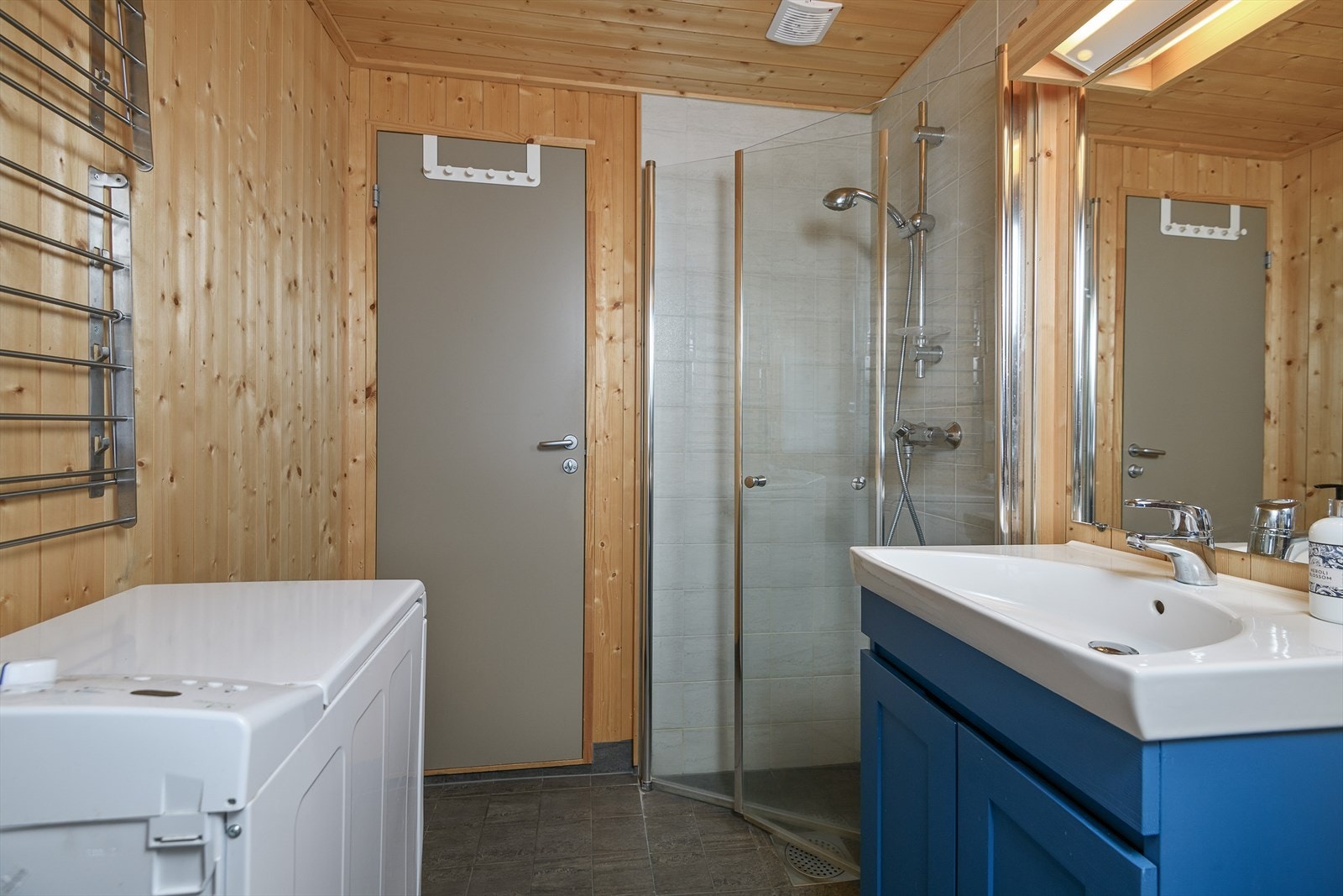 Dusj med innfellbare dusjvegger i glass. Galleribilde