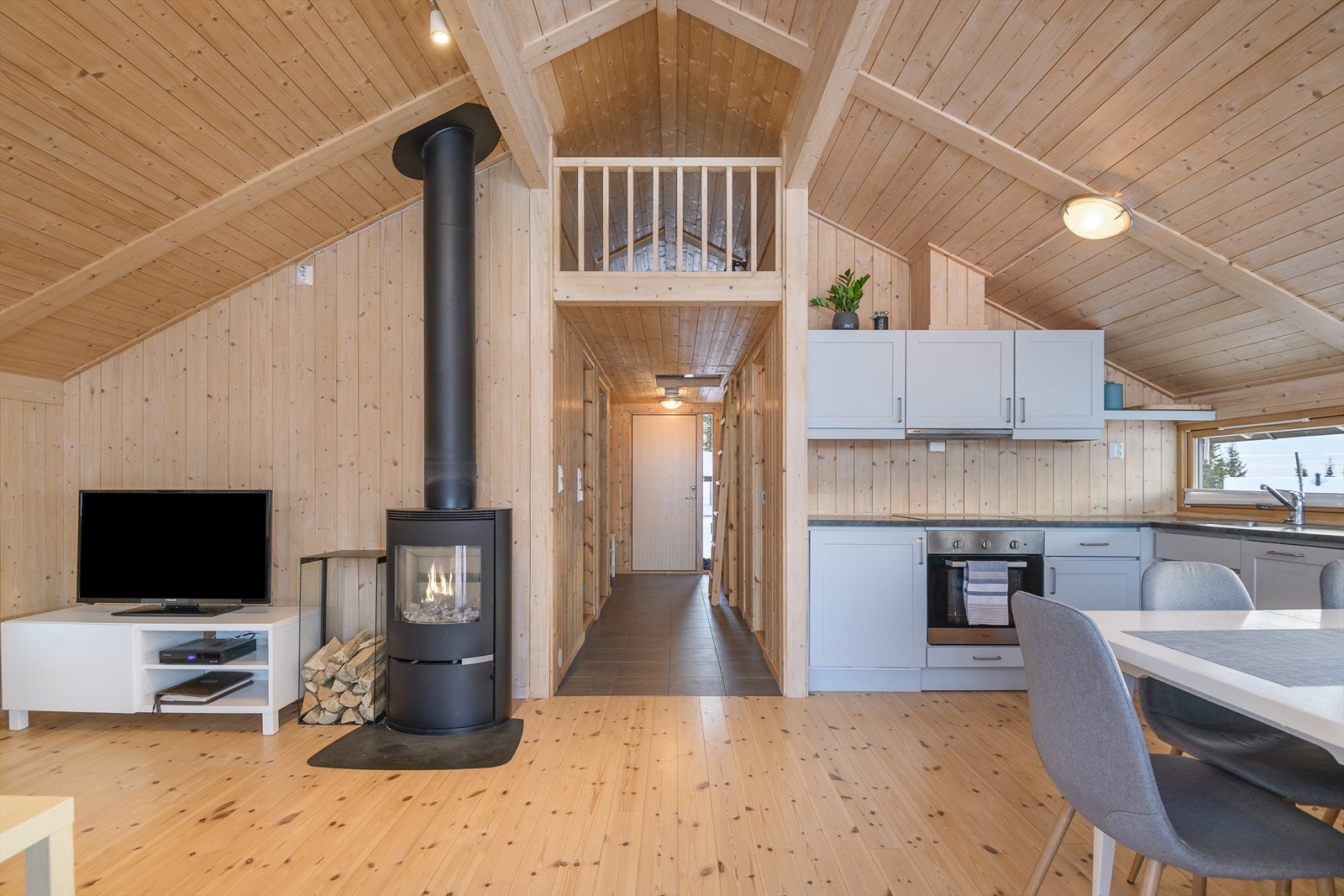 Det er en liten hems over gange, som ligger åpent ned mot stua. Galleribilde