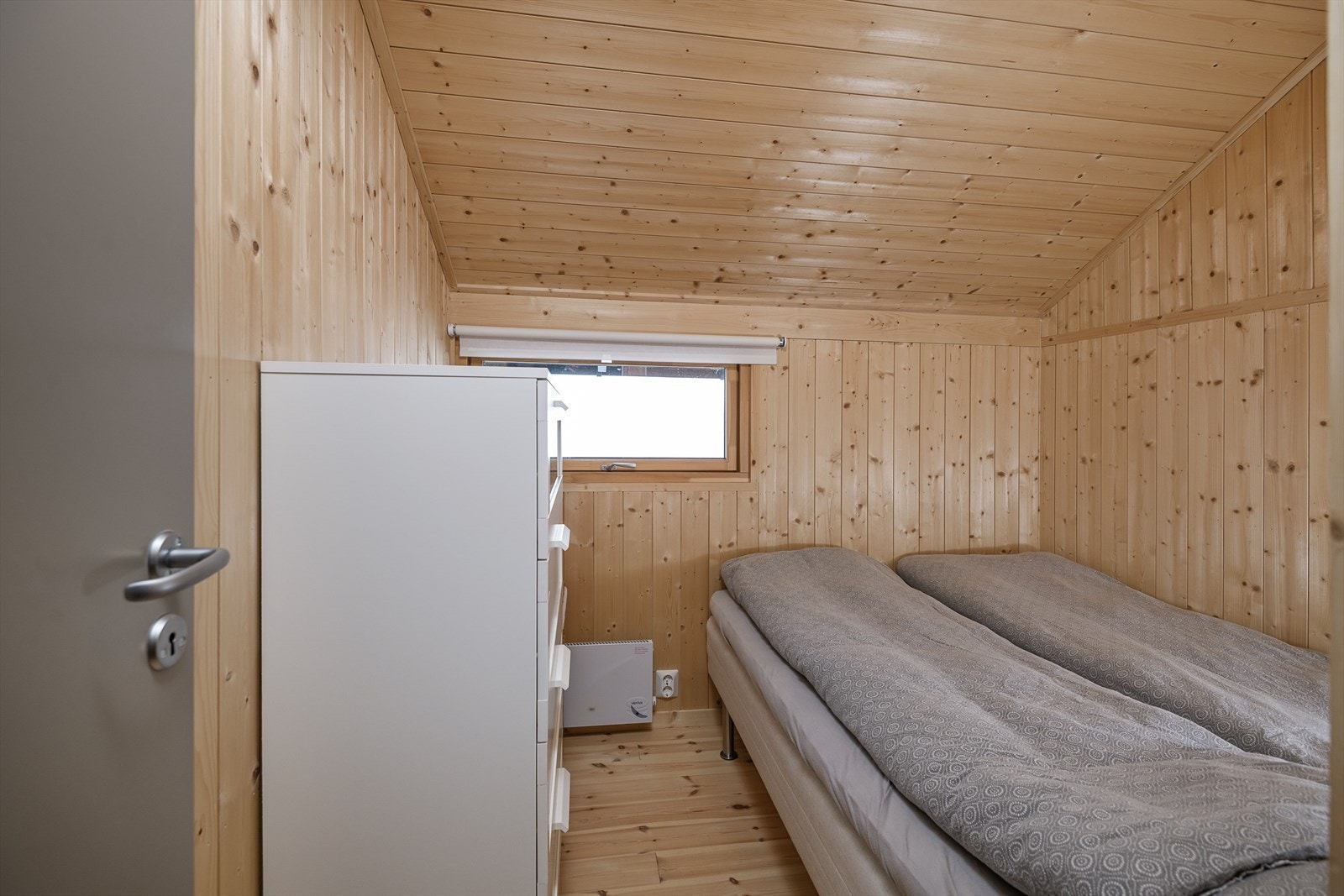 Soverom 1 er innredet med dobbeltseng. Plass til oppbevaringsmøbler. Galleribilde