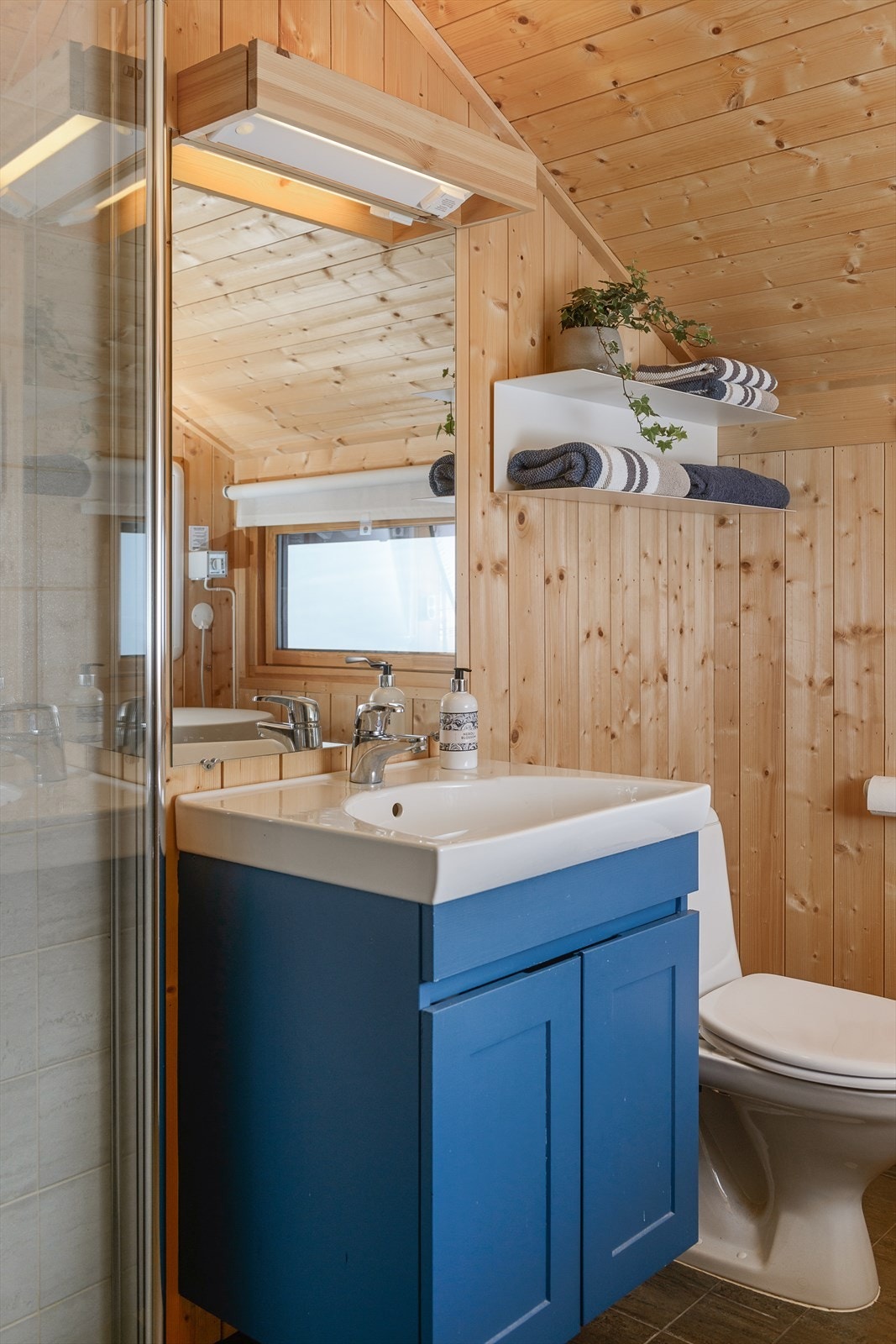 Servantinnredningen er malt i blått. Skap for oppbevaring. Galleribilde