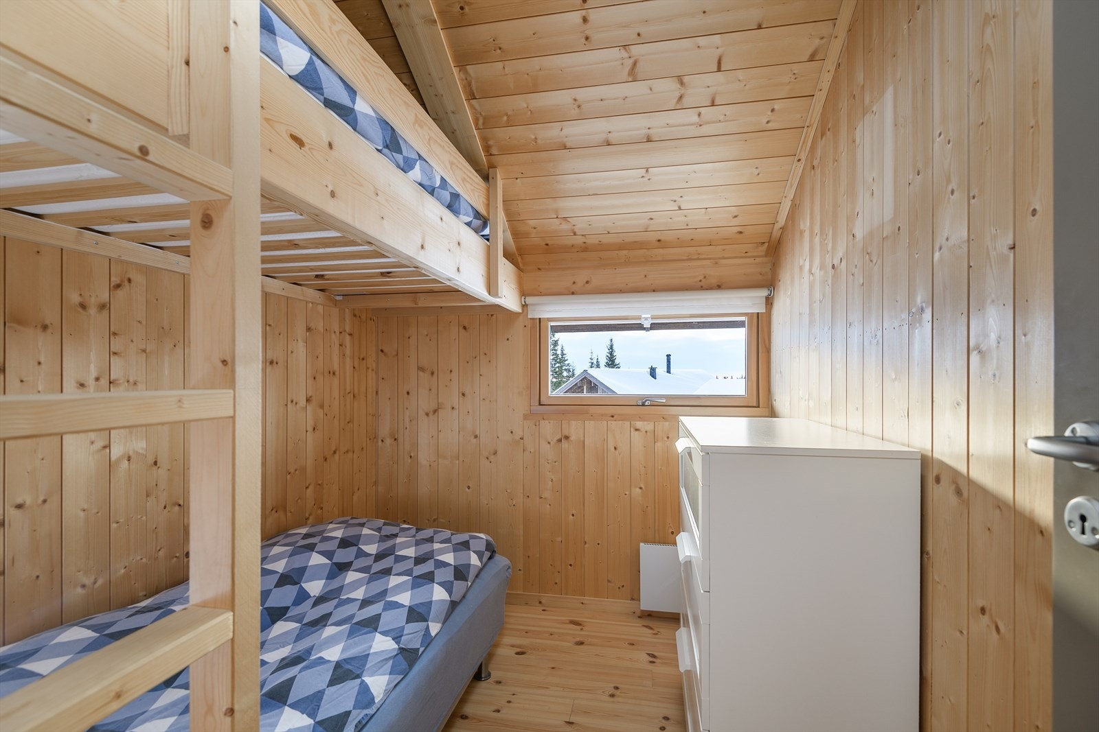 Soverom 2 er innredet med køyeseng og plass til kommode. Galleribilde