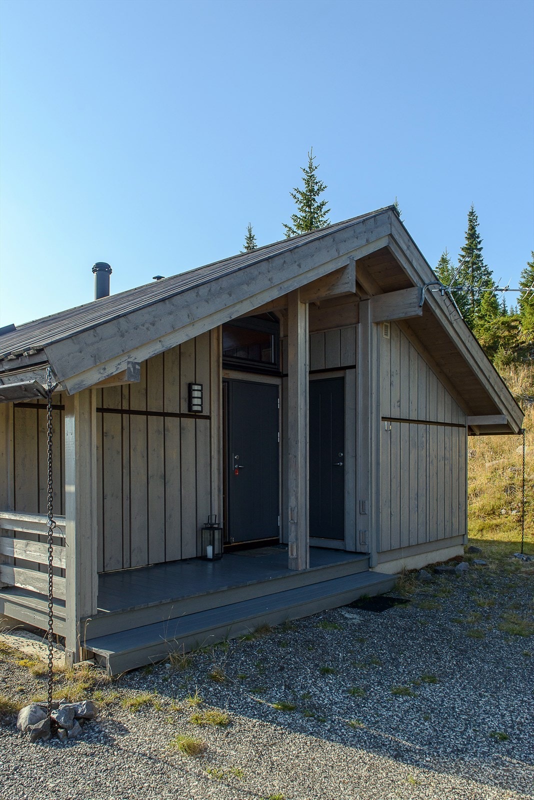 Hytta har et lite overbygg ved inngangspartiet og en sportsbod vis a vis. Galleribilde