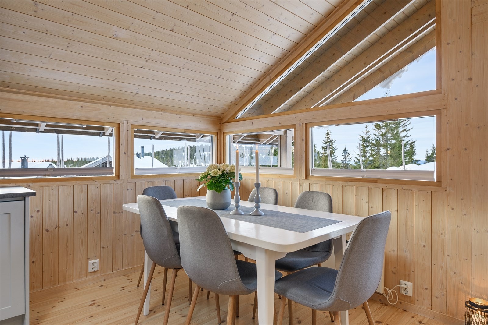 Fin spiseplass ved kjøkkenet. Et hyggelig sted å samles til felles måltider. Galleribilde