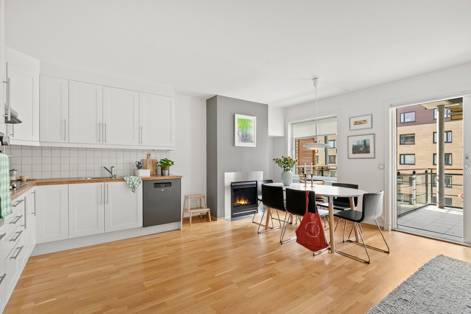 Åpen stue- og kjøkkenløsning gir deg et sosialt og luftig oppholdsrom. Galleribilde