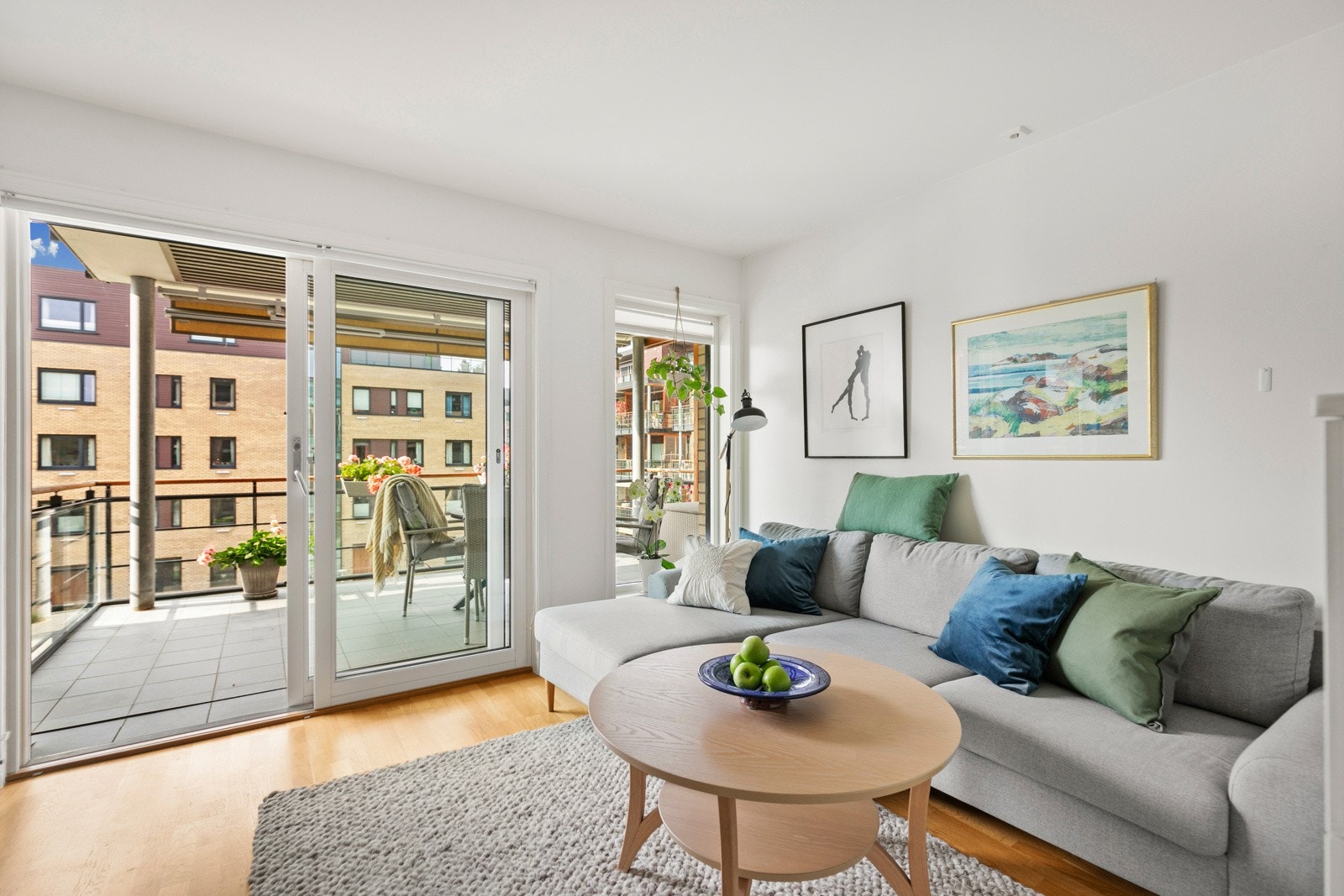 Rommet har store vindusflater som slipper dagslyset fint inn i rommet. Galleribilde