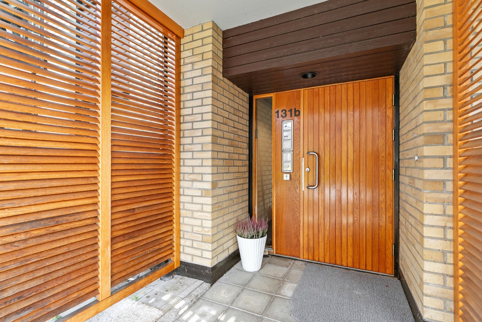 Enkel adkomst til leiligheten via felles trapperom med heis. Galleribilde