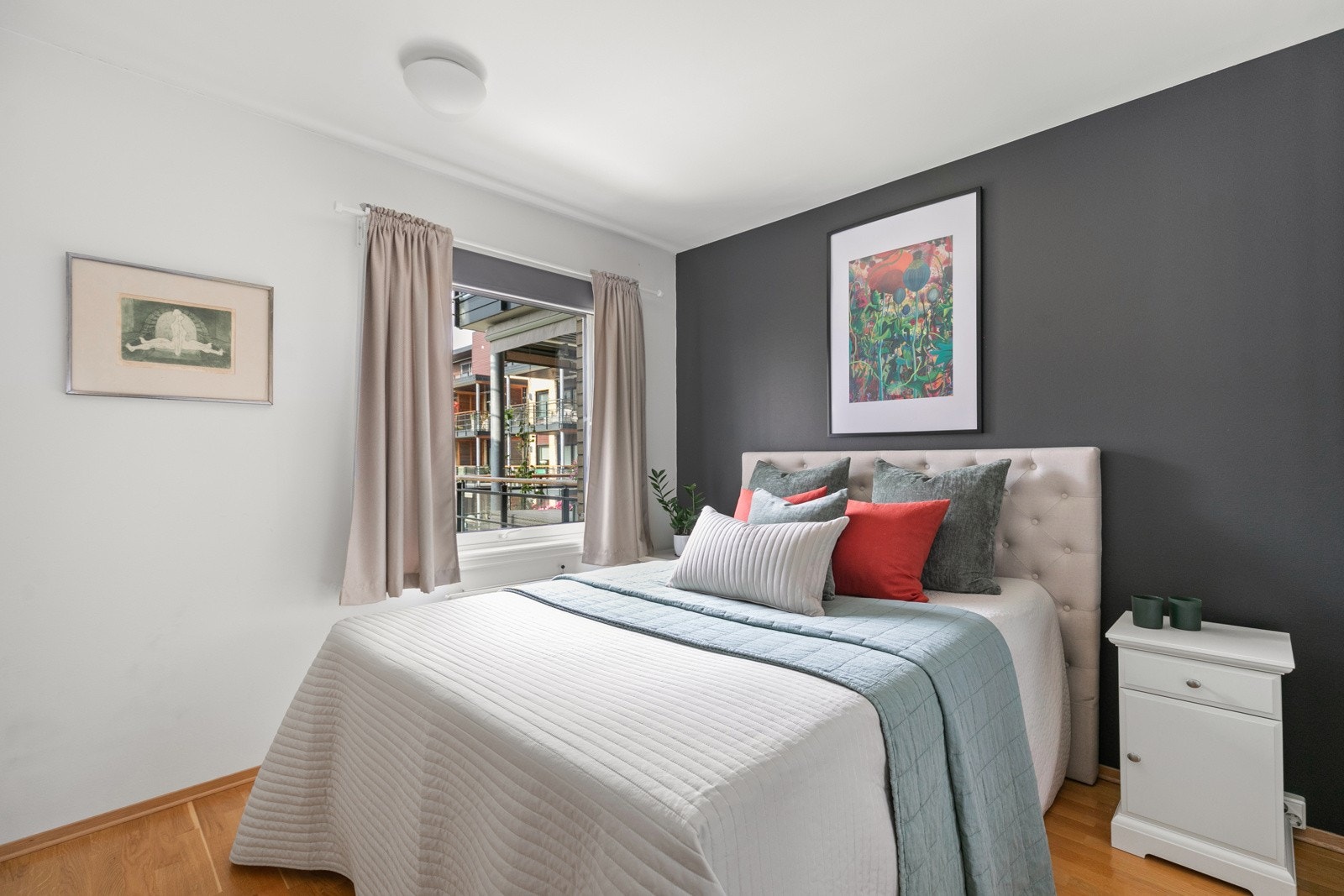 Soverommet har gode lagringsmuligheter i garderobeskap. Galleribilde